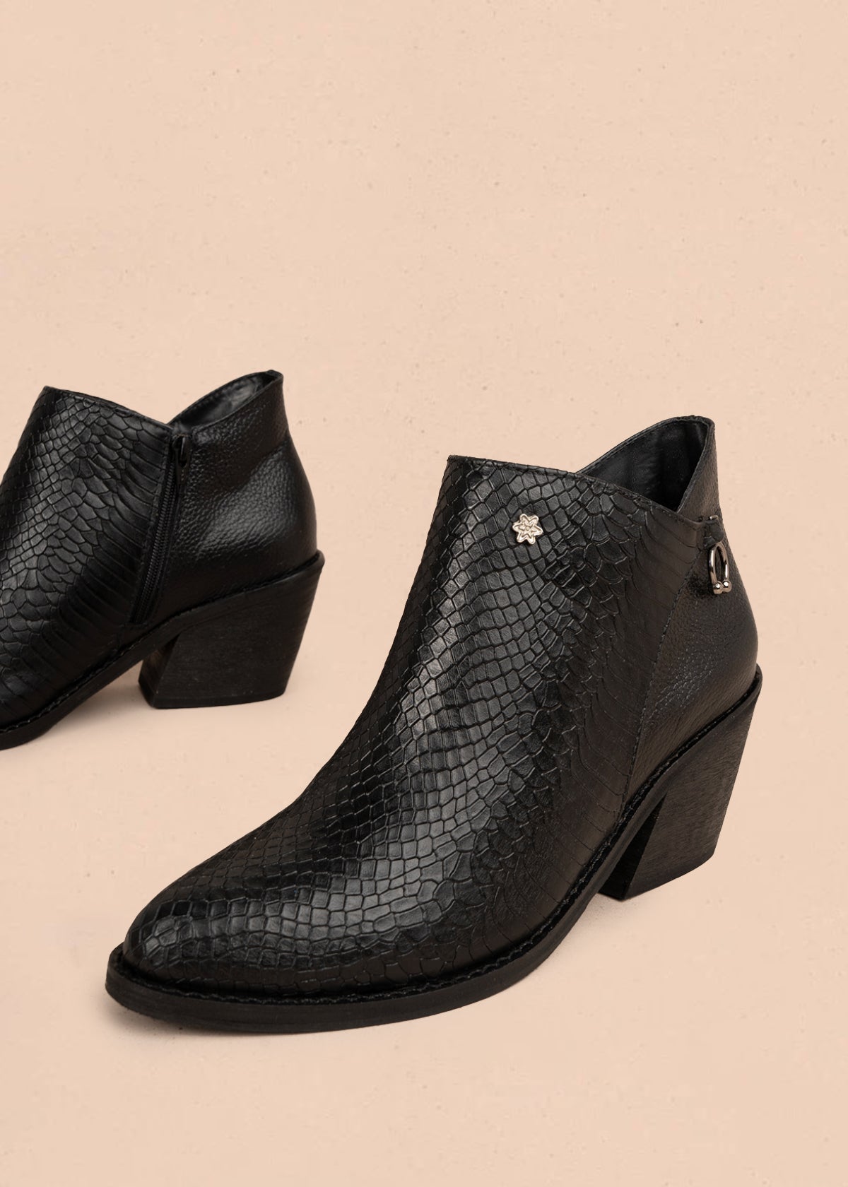 Botín en cuero color negro con textura croco y detalle metálico lateral 106120