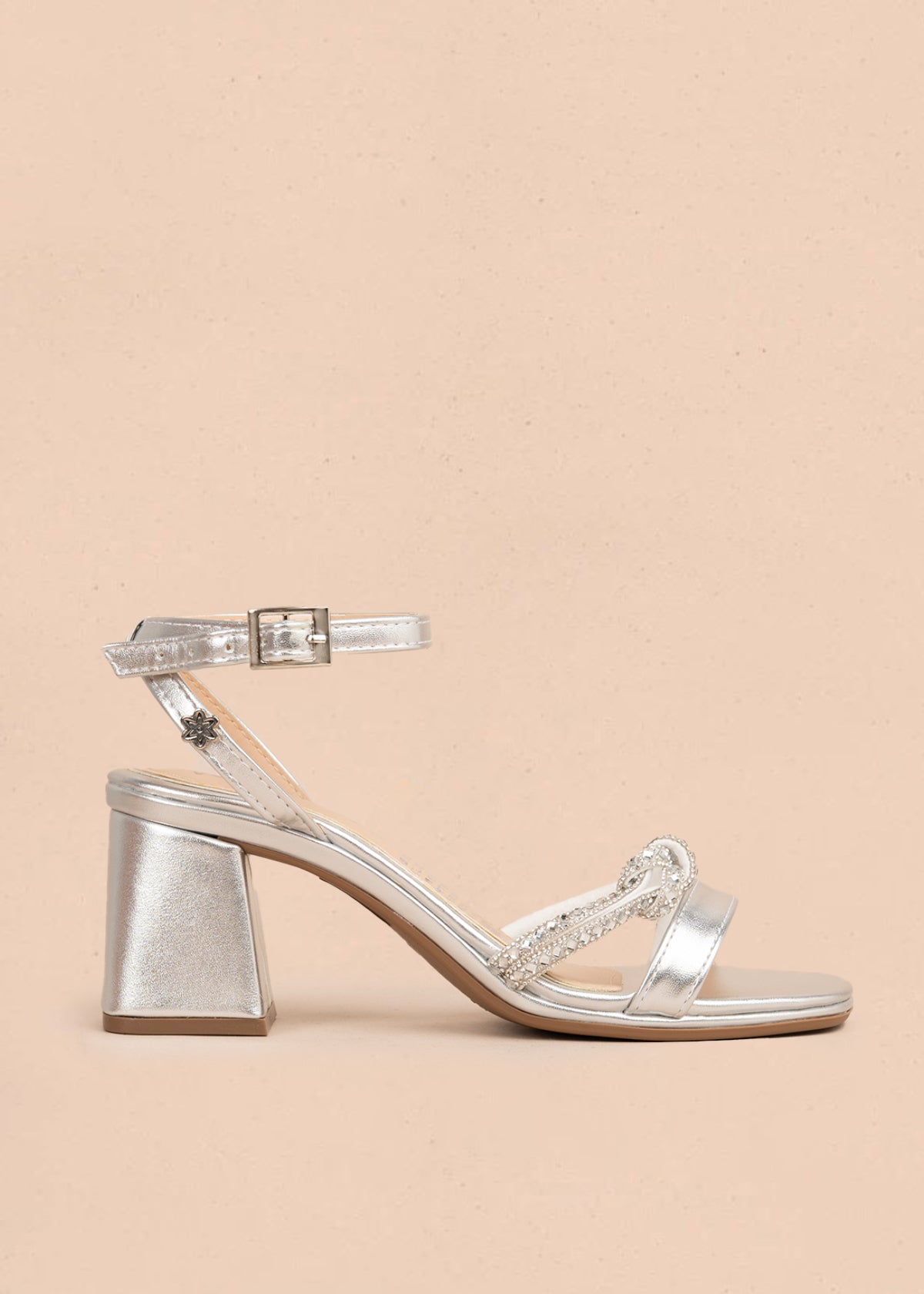 Sandalia fiesta color plata con diseño elegante y tiras con pedrería brillante 106143