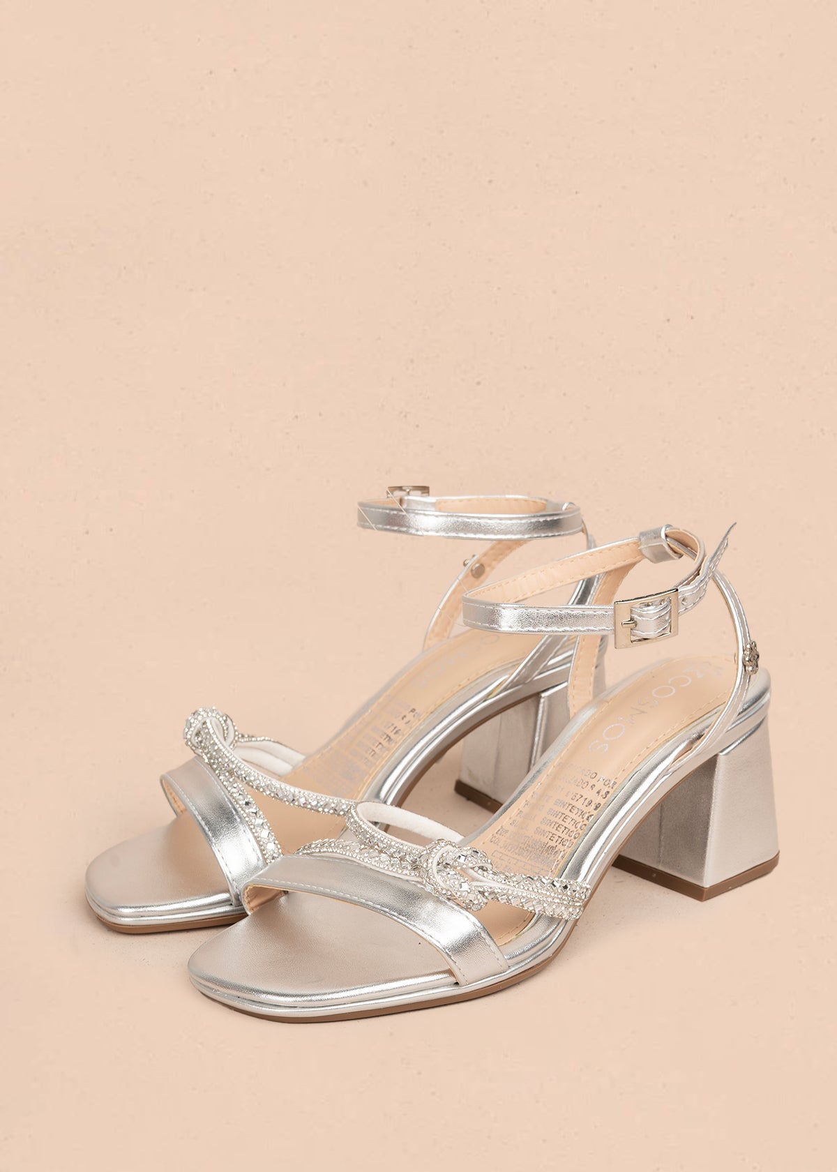 Sandalia fiesta color plata con diseño elegante y tiras con pedrería brillante 106143