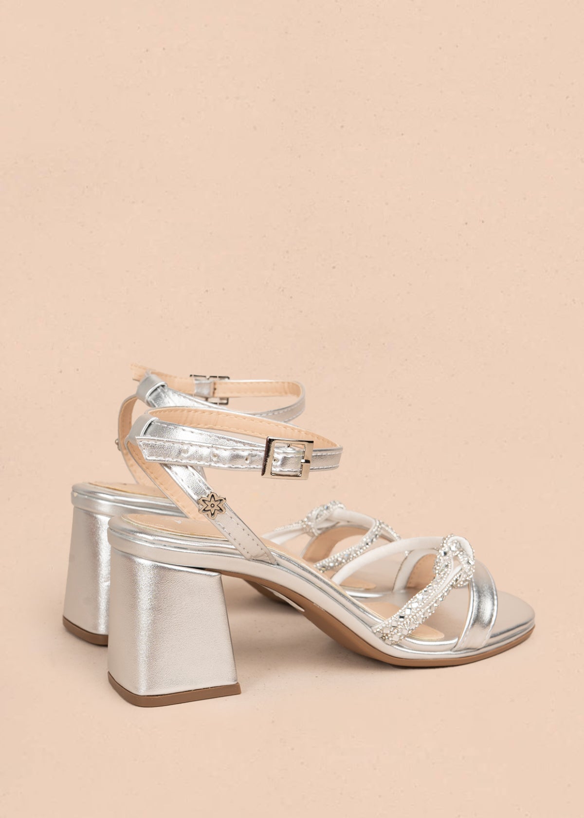 Sandalia fiesta color plata con diseño elegante y tiras con pedrería brillante 106143