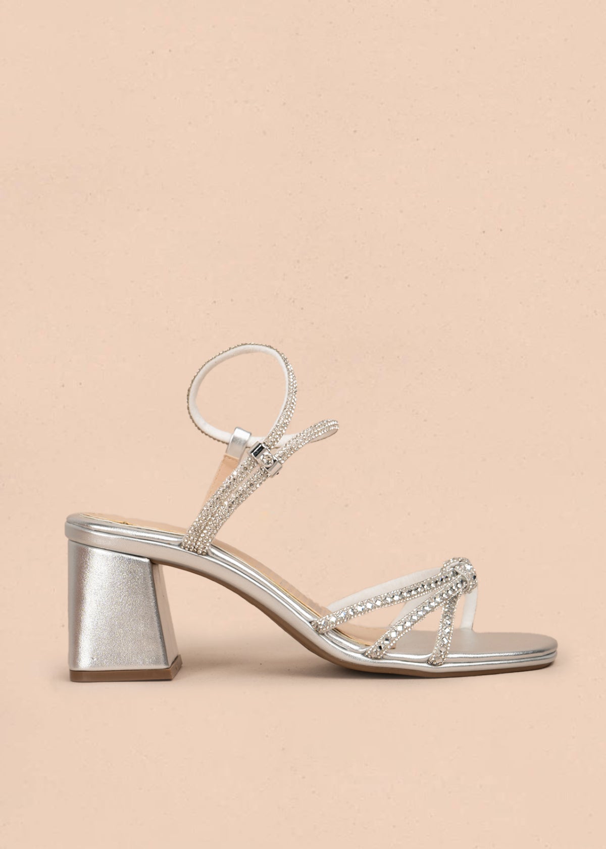 Sandalia color plata con pedrería decorativa y correa al tobillo 106144