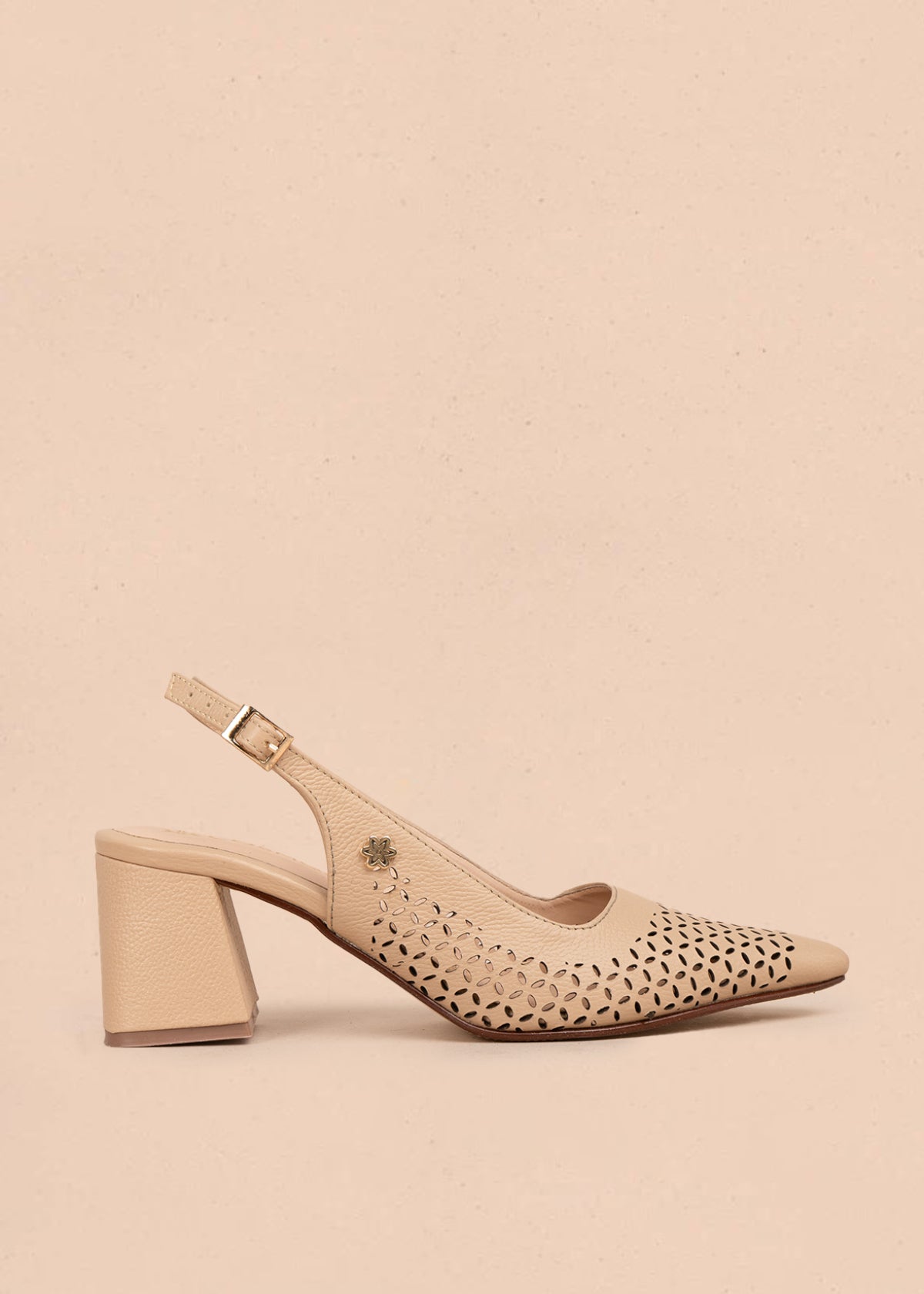 Trabilla en cuero color beige con perforaciones 106145