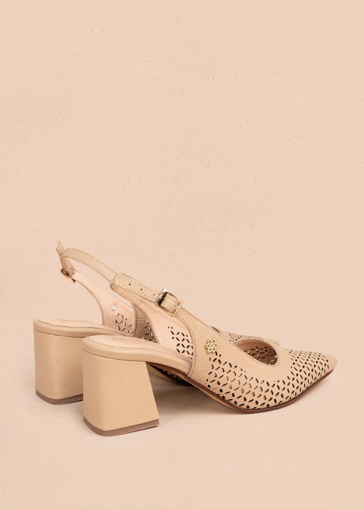 Trabilla en cuero color beige con perforaciones 106145