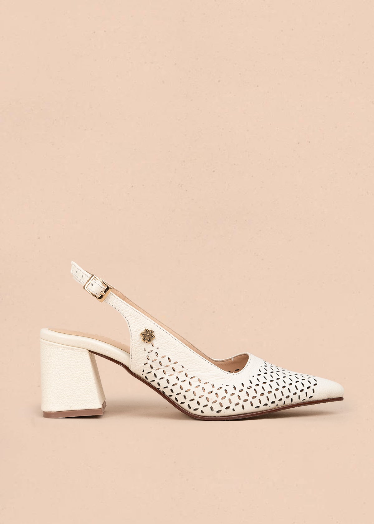 Trabilla en cuero color talco con perforaciones 106145