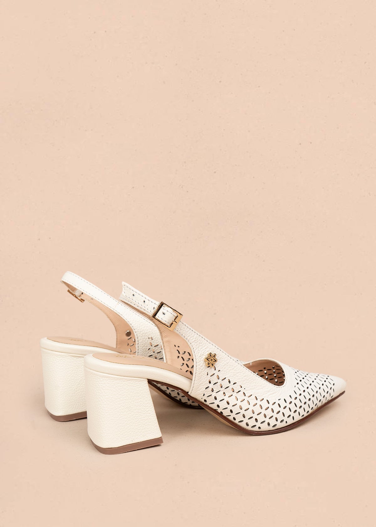 Trabilla en cuero color talco con perforaciones 106145