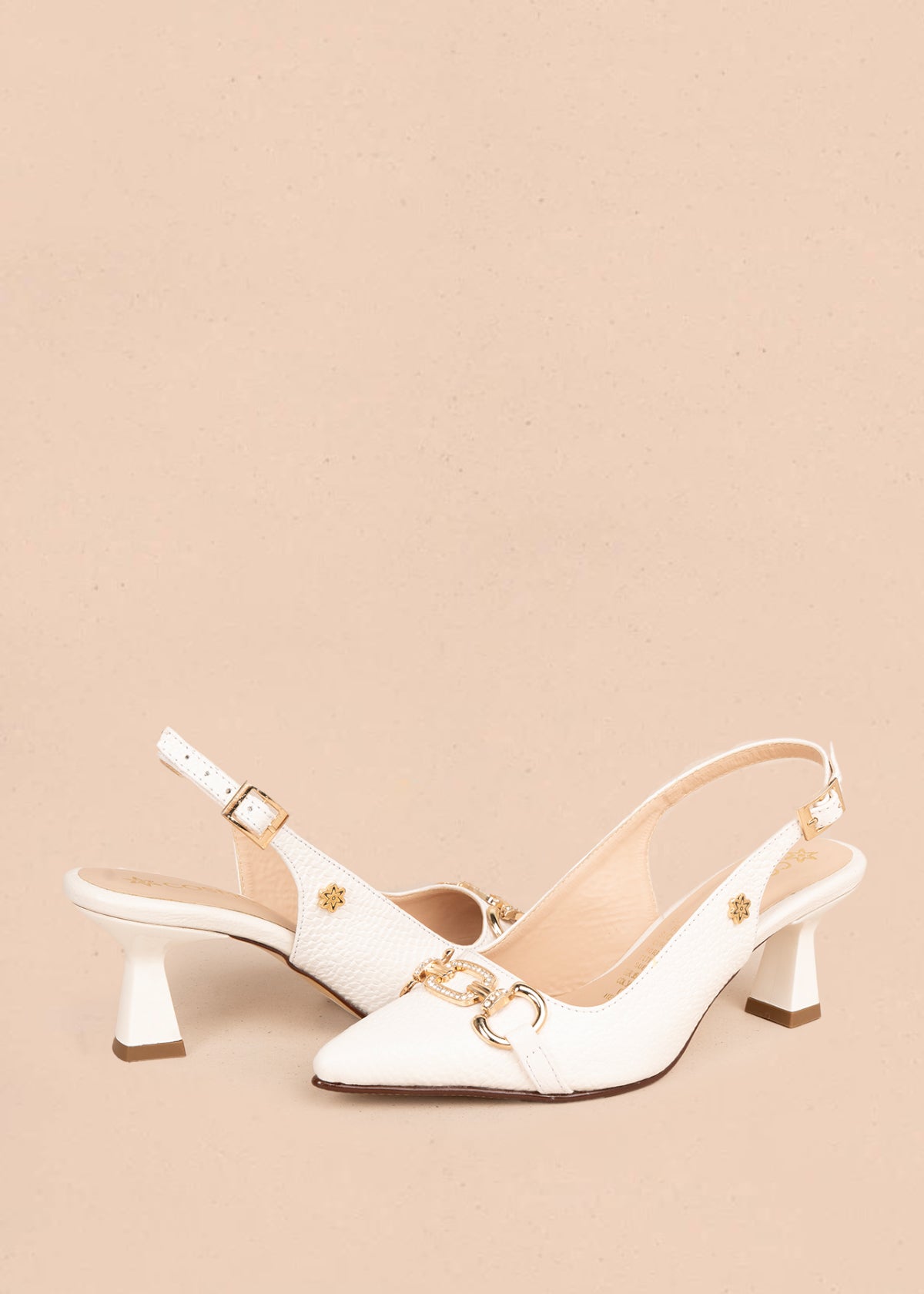 Trabilla en cuero color talco con hebilla brillante 106146