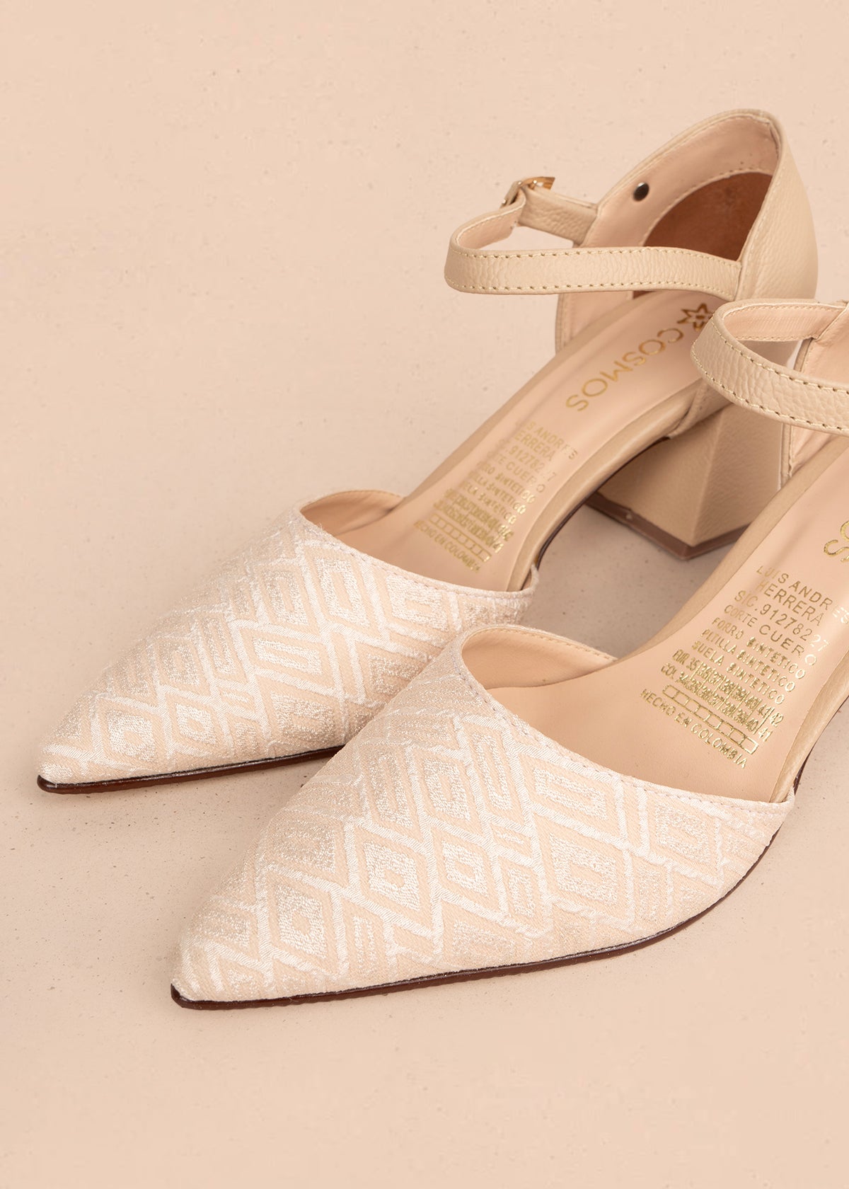 Tacones trabilla en cuero color beige con texturizado 106147