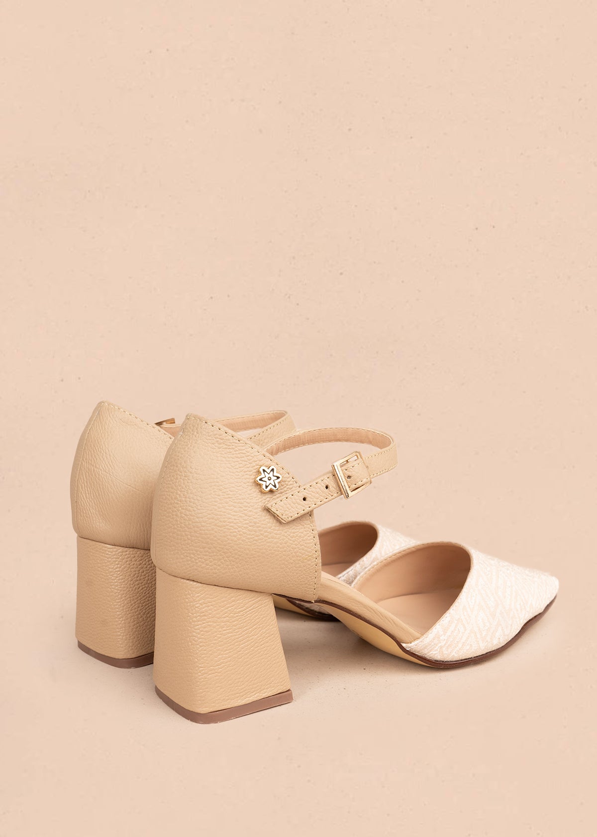 Tacones trabilla en cuero color beige con texturizado 106147