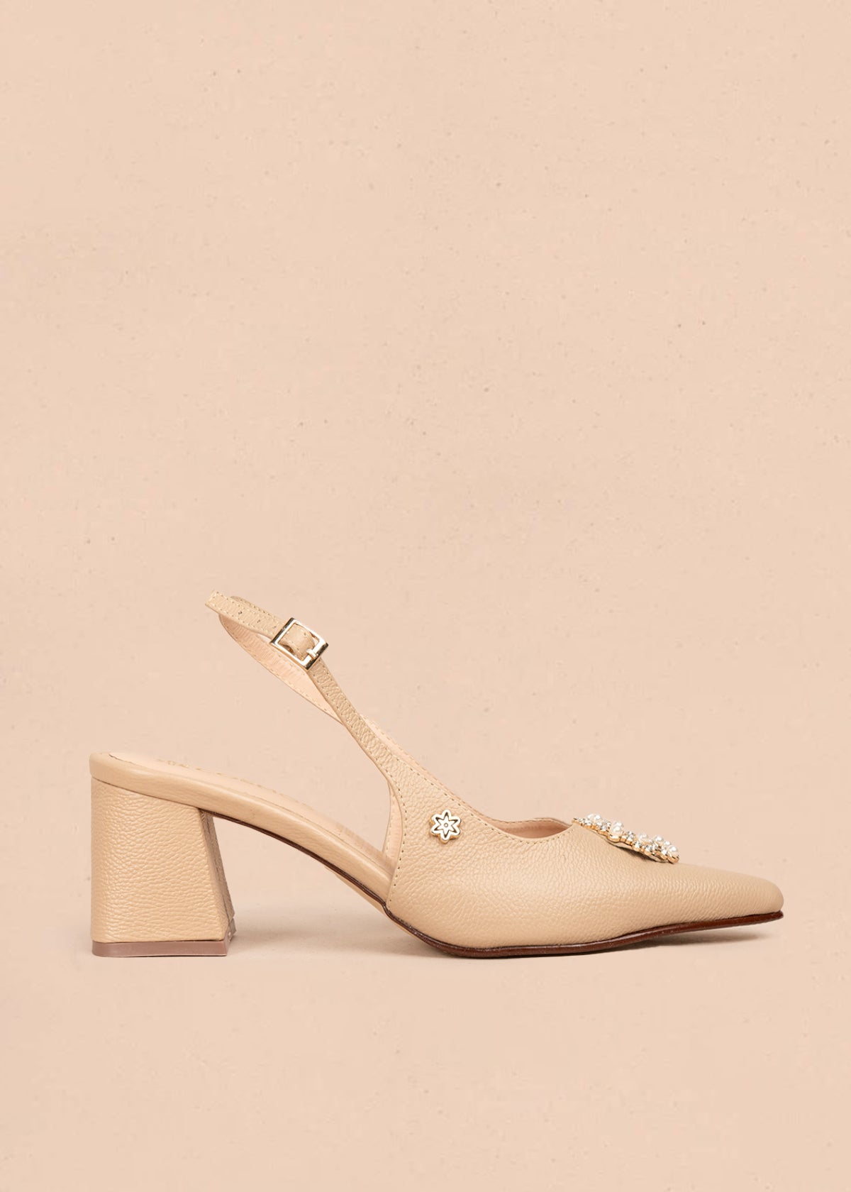 Trabilla en cuero color beige con aplique de perlas y cristales en punta 106148