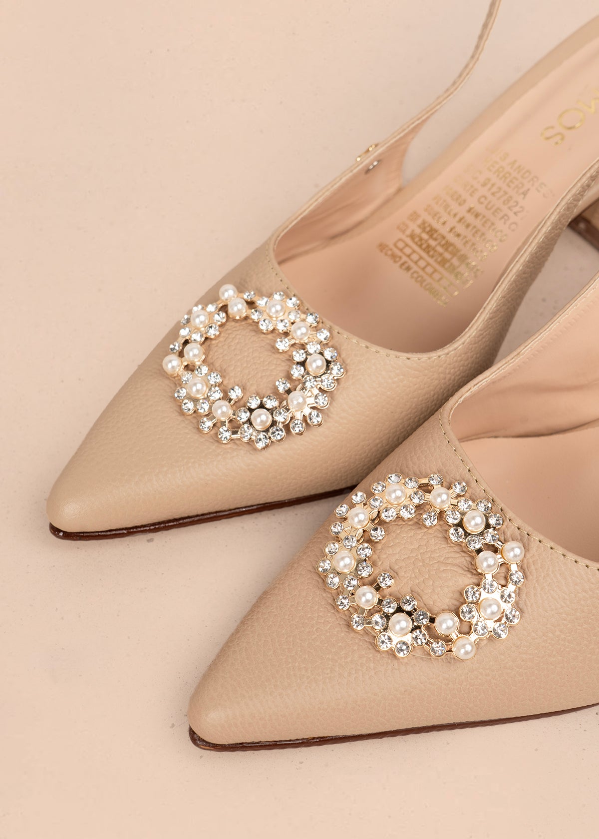 Trabilla en cuero color beige con aplique de perlas y cristales en punta 106148