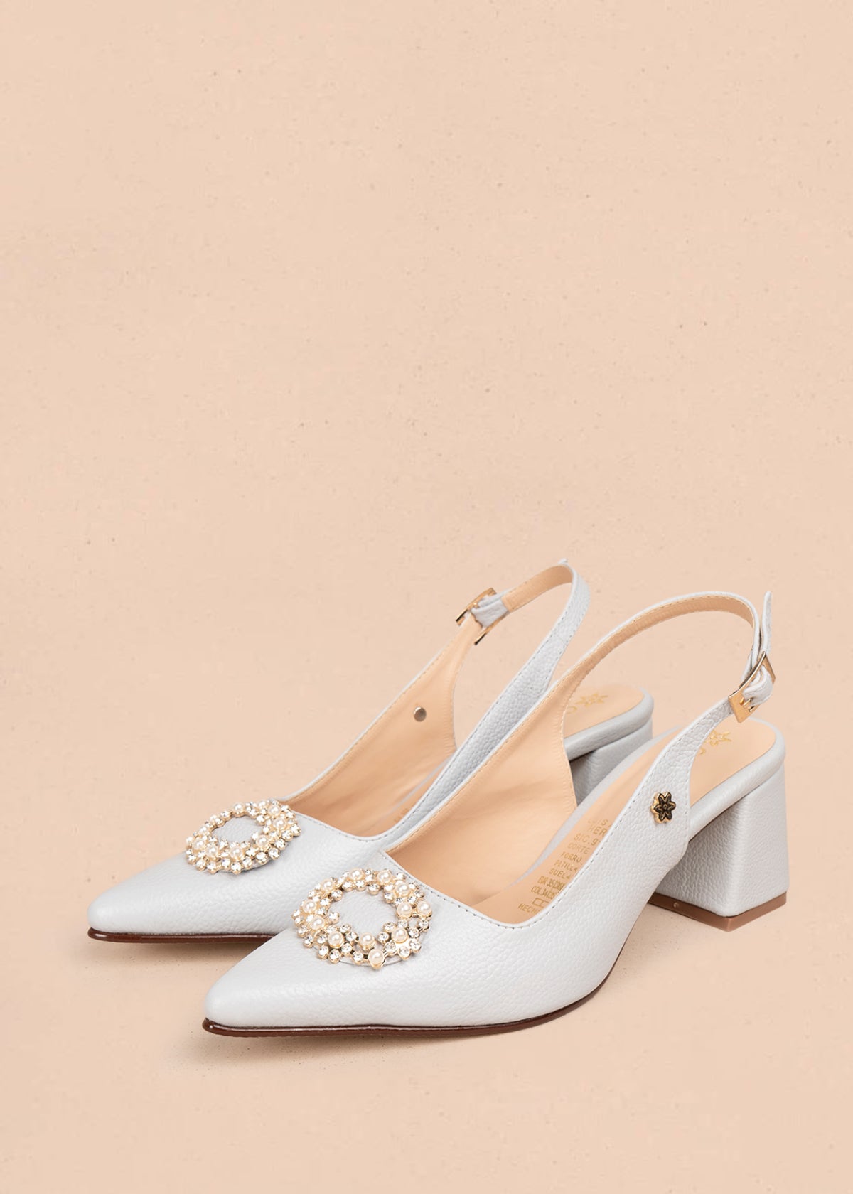 Trabilla en cuero color gris con aplique de perlas y cristales en punta 106148