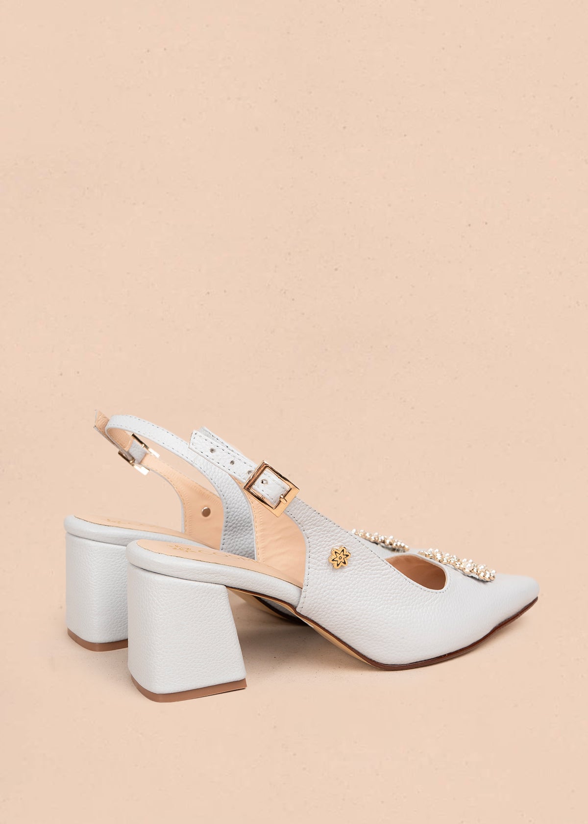 Trabilla en cuero color gris con aplique de perlas y cristales en punta 106148