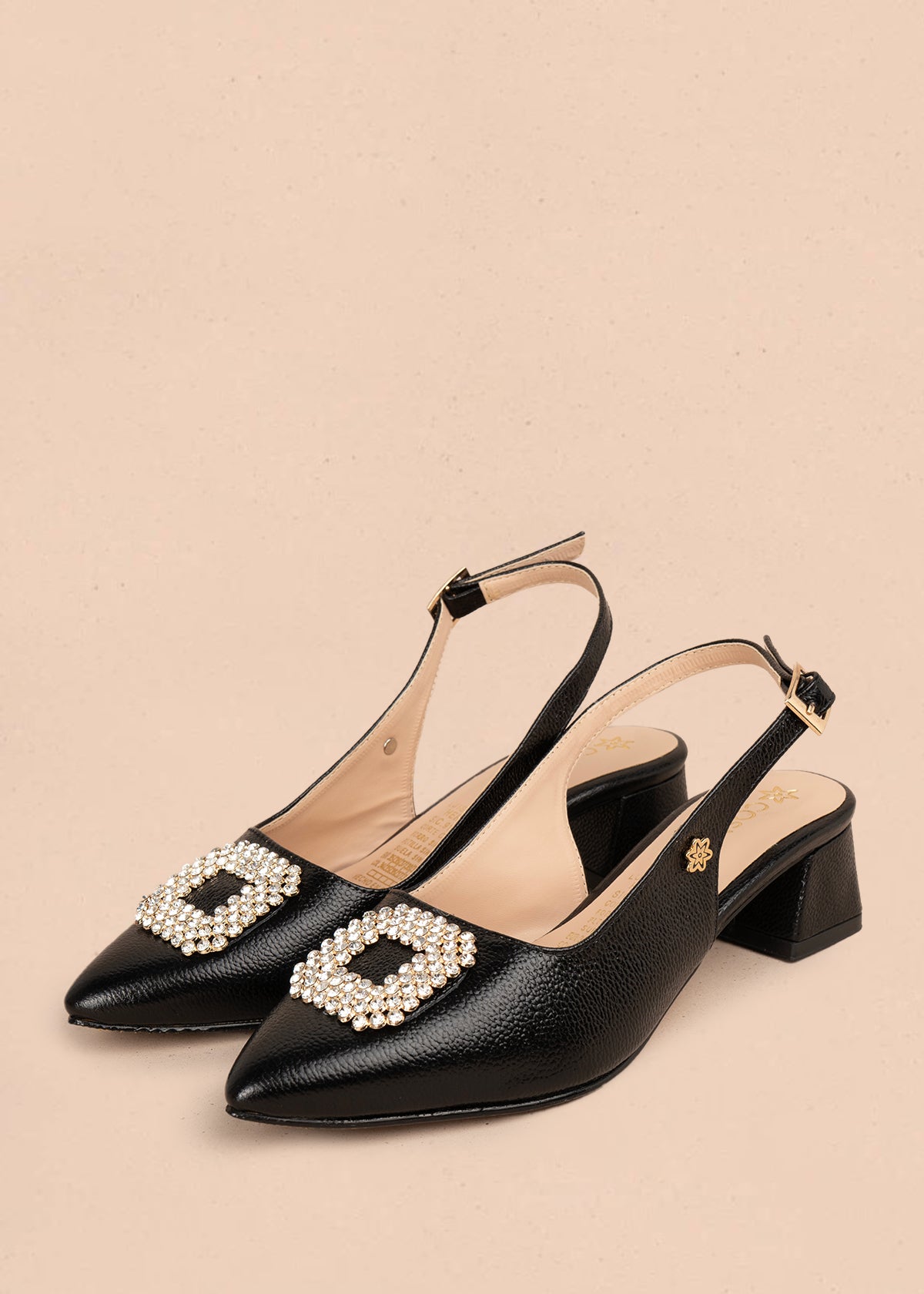 Tacones trabilla en cuero color negro con aplique de pedrería 106149