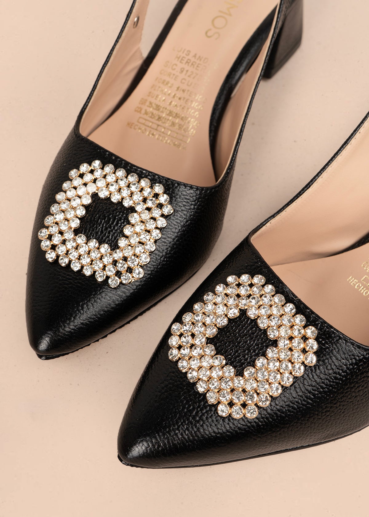 Tacones trabilla en cuero color negro con aplique de pedrería 106149