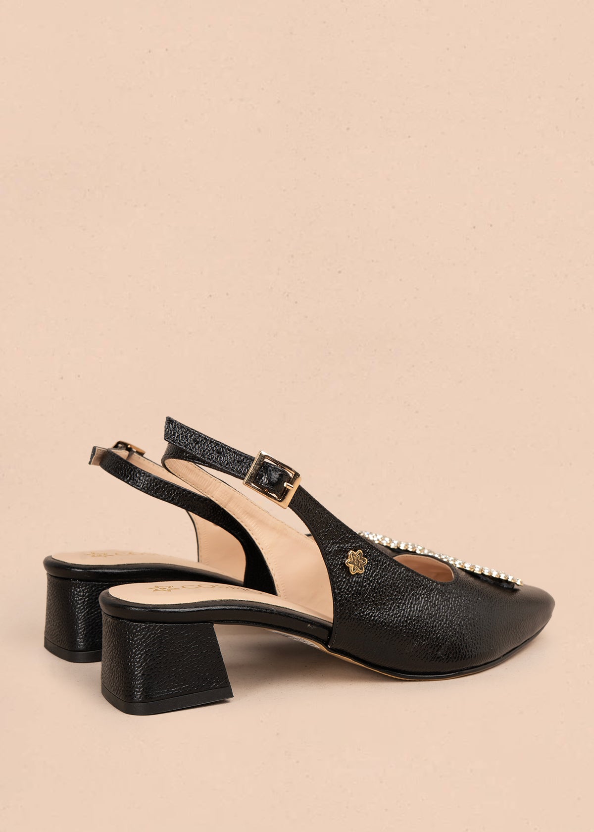 Tacones trabilla en cuero color negro con aplique de pedrería 106149