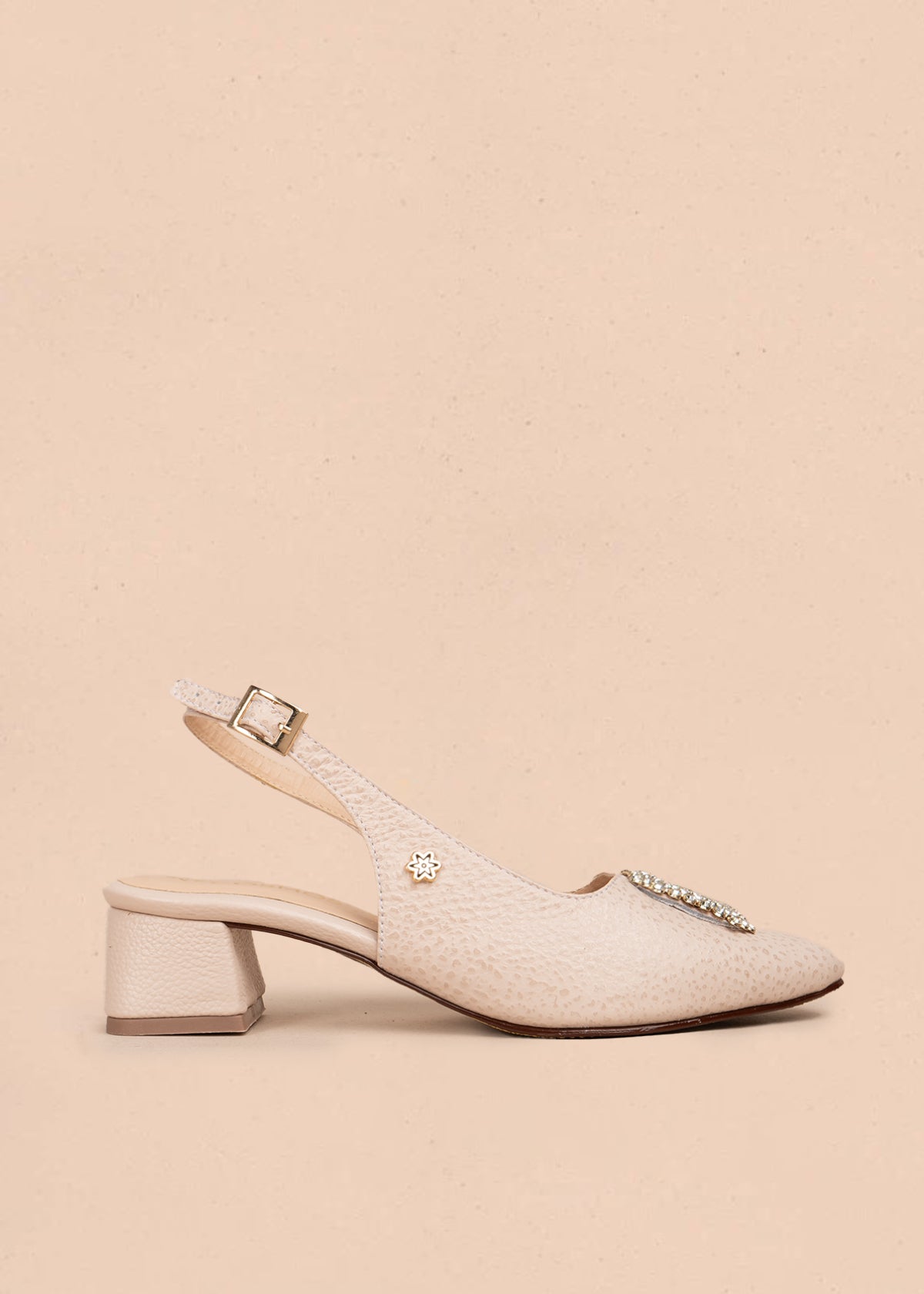 Tacones trabilla en cuero color nude con aplique de pedrería 106149