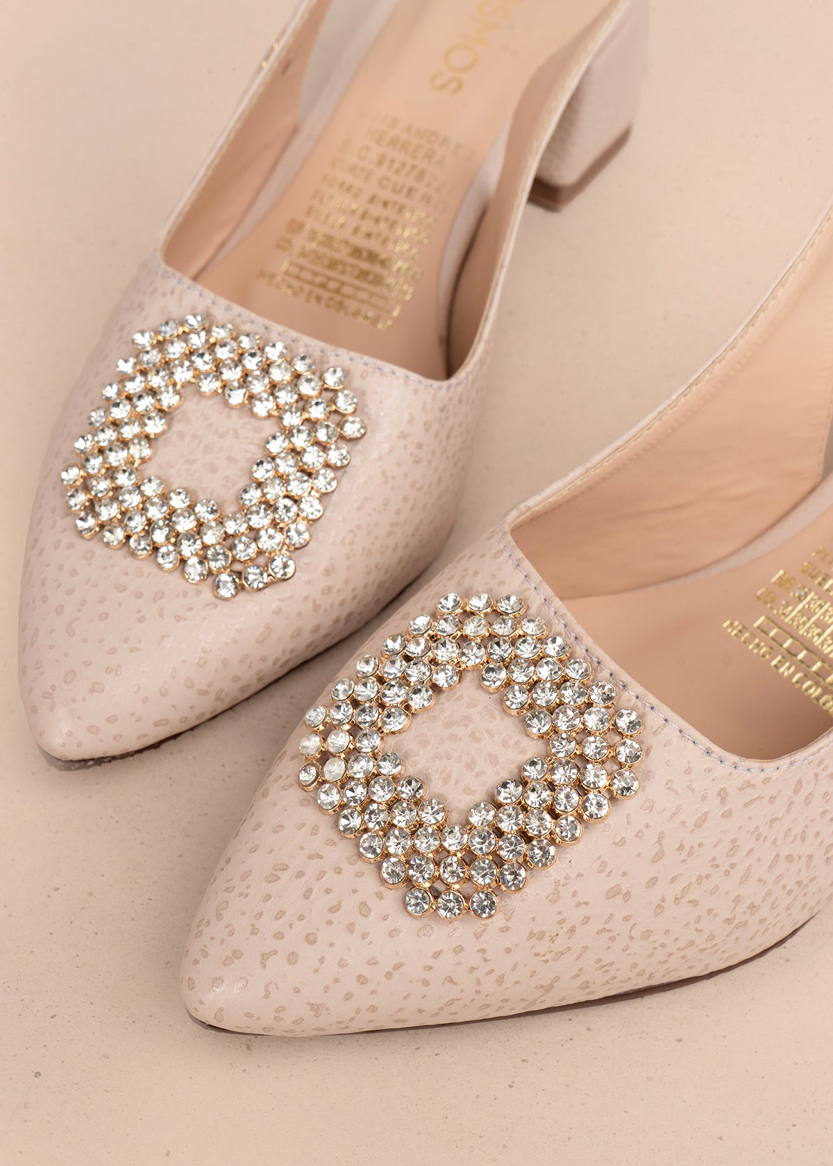 Tacones trabilla en cuero color nude con aplique de pedrería 106149