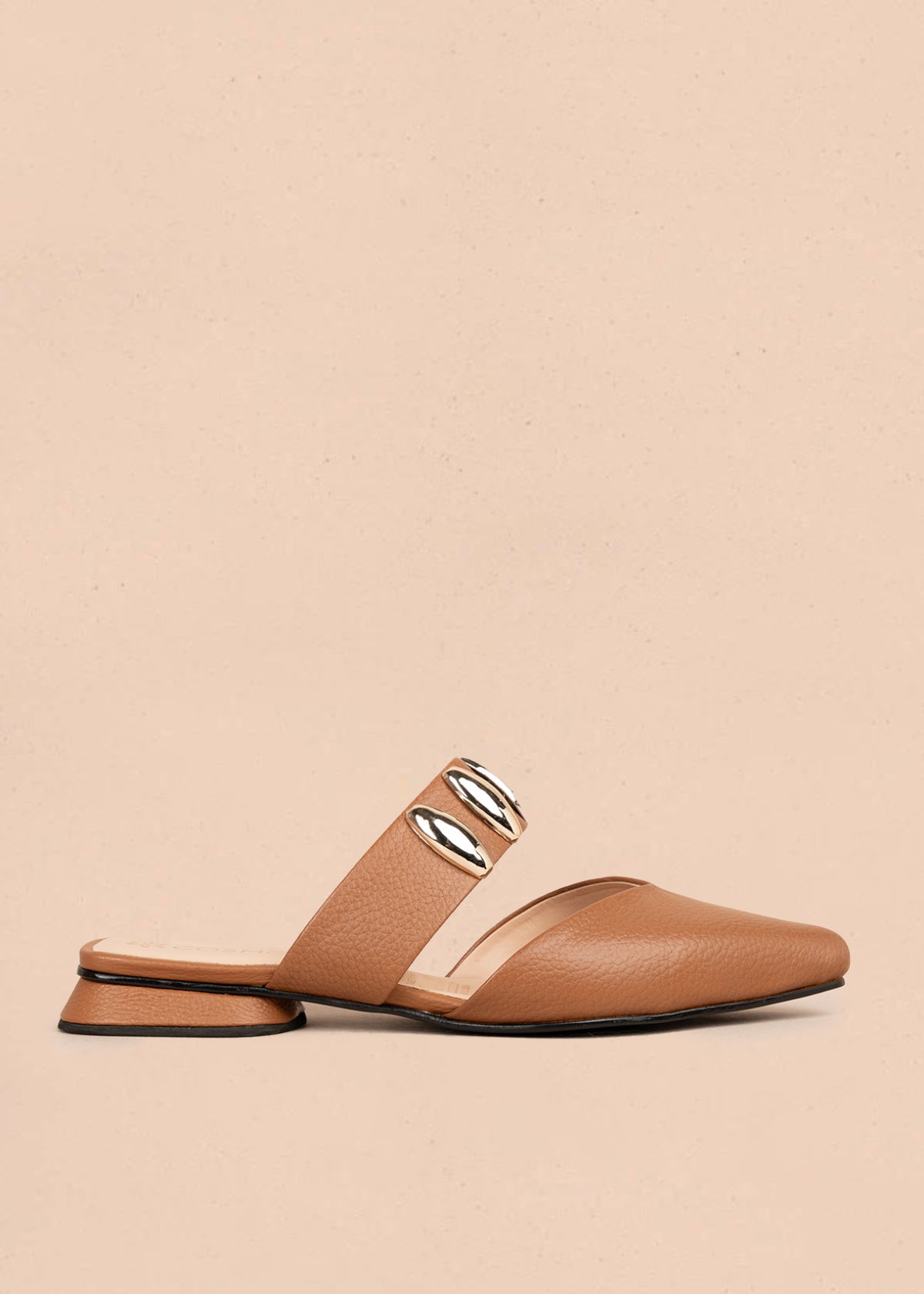 Zuecos en cuero color miel con apliques dorados 106150