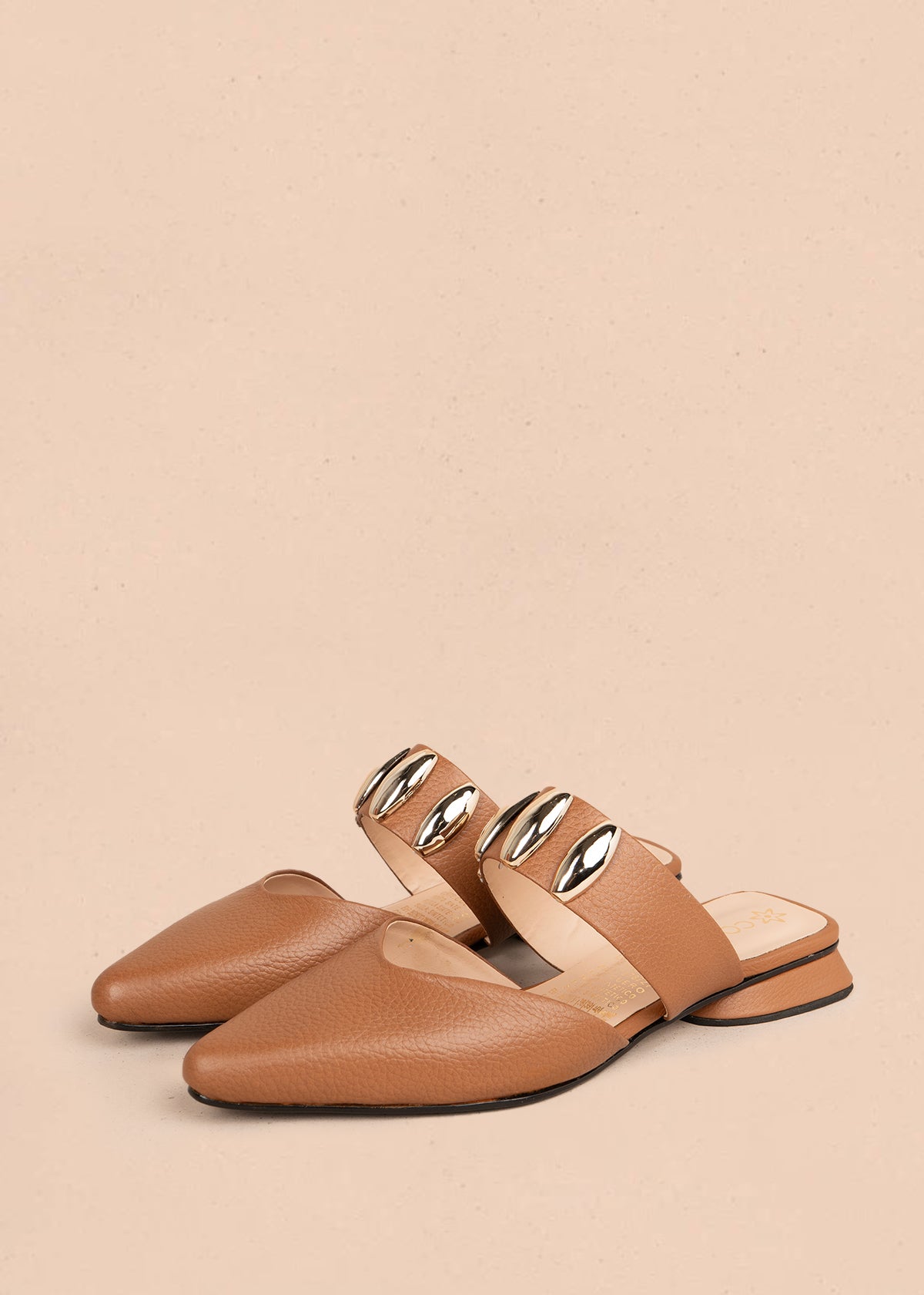 Zuecos en cuero color miel con apliques dorados 106150