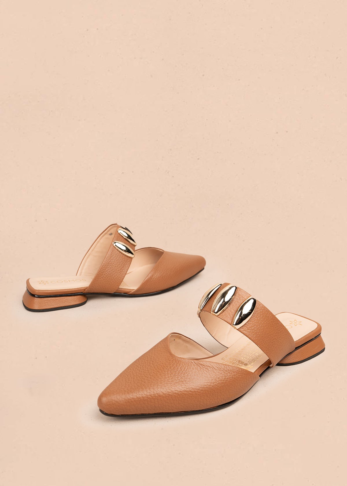 Zuecos en cuero color miel con apliques dorados 106150