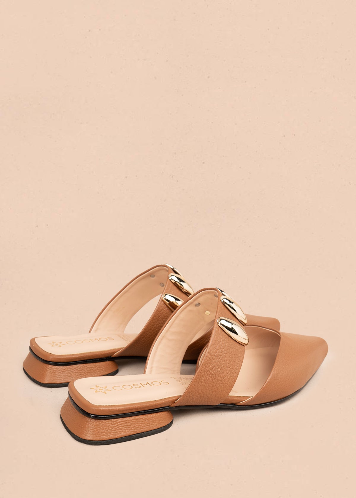 Zuecos en cuero color miel con apliques dorados 106150