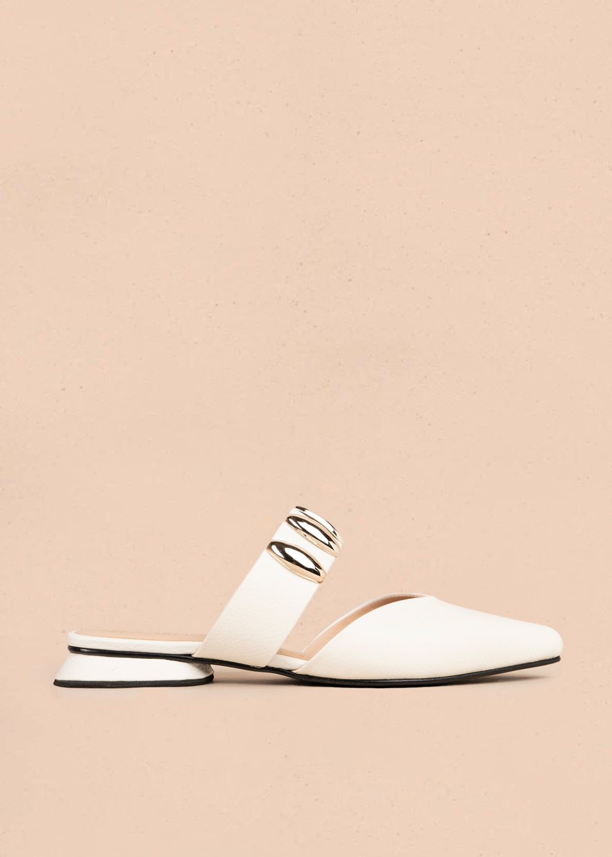 Zueco en cuero color talco con apliques dorados 106150