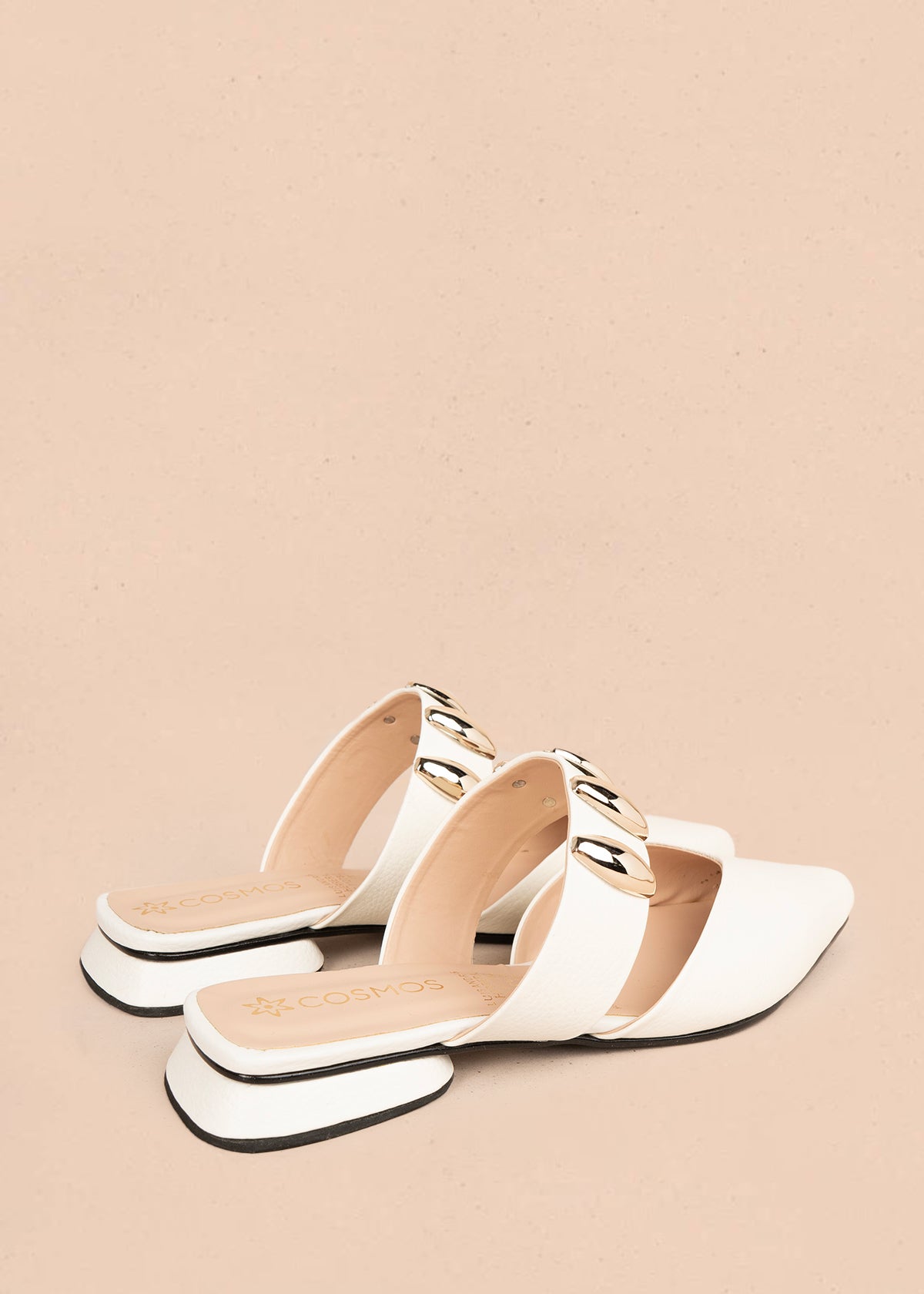 Zueco en cuero color talco con apliques dorados 106150