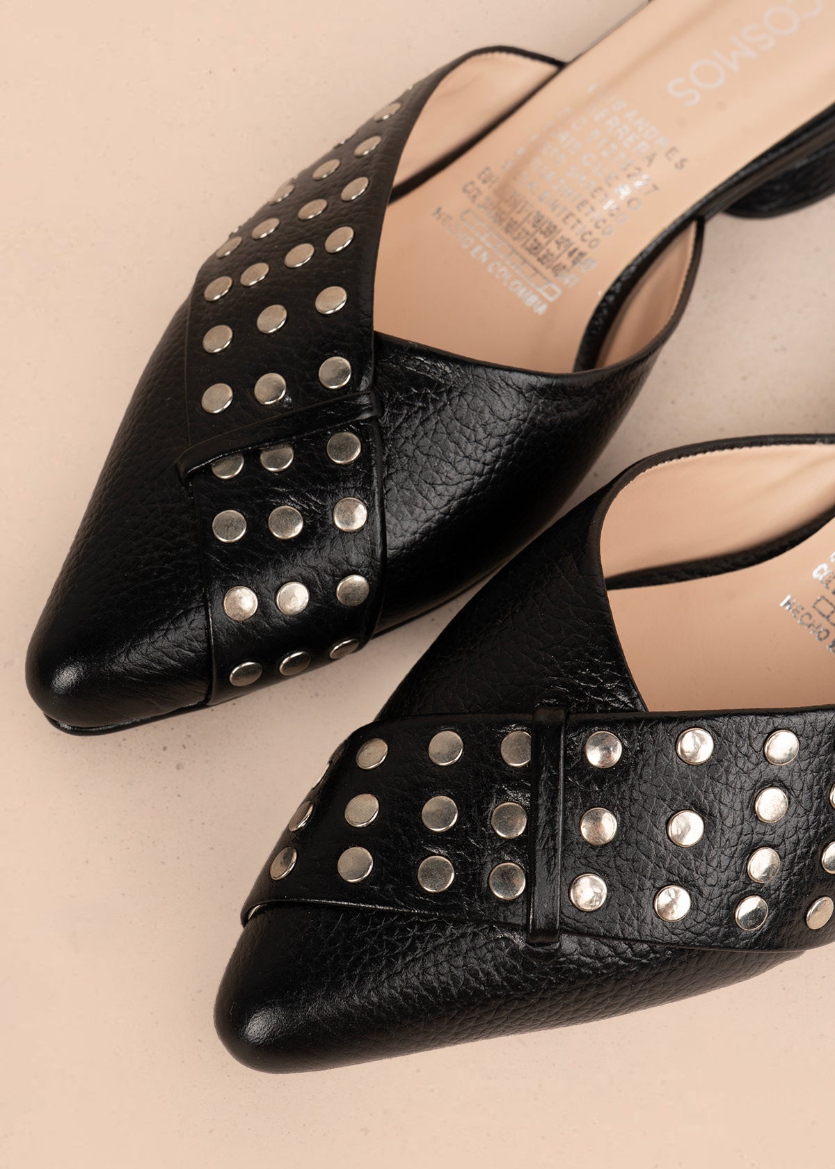 Zuecos en cuero color negro con taches 106151