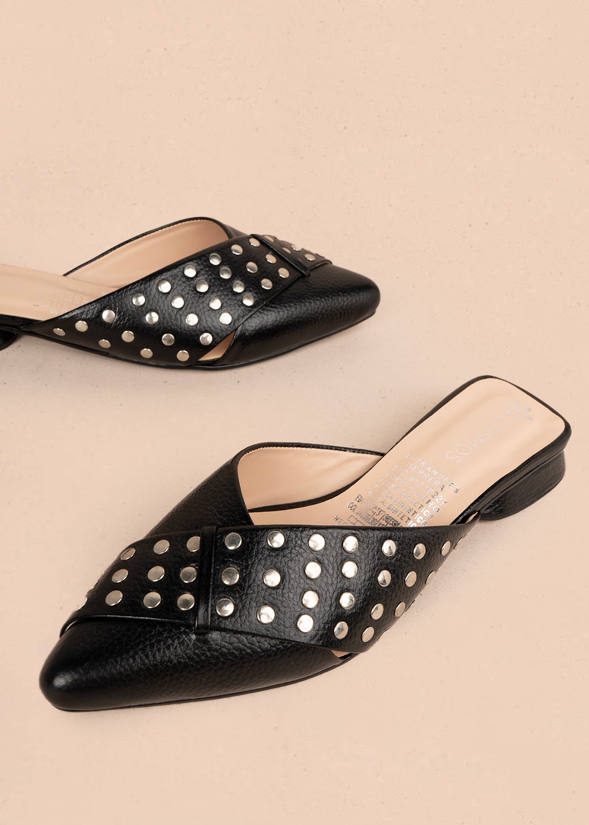 Zuecos en cuero color negro con taches 106151