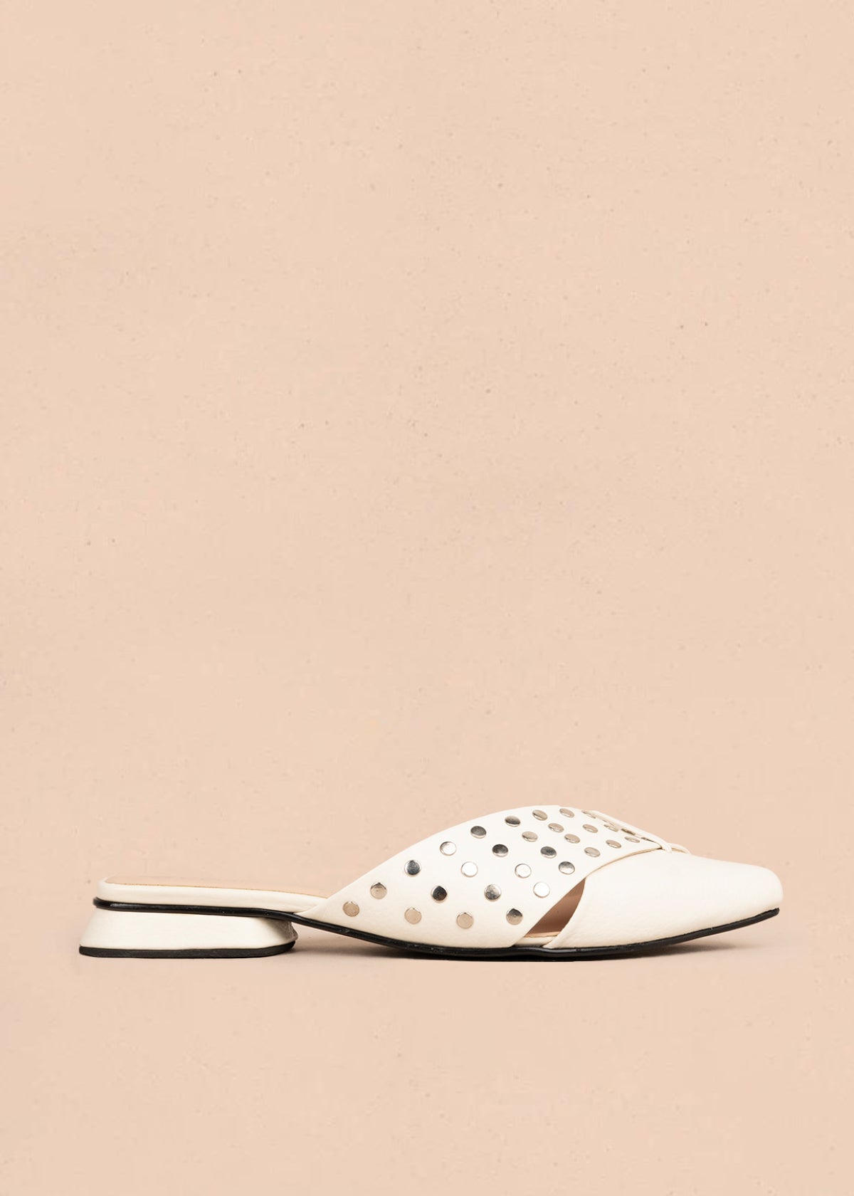 Zueco en cuero color talco con taches 106151