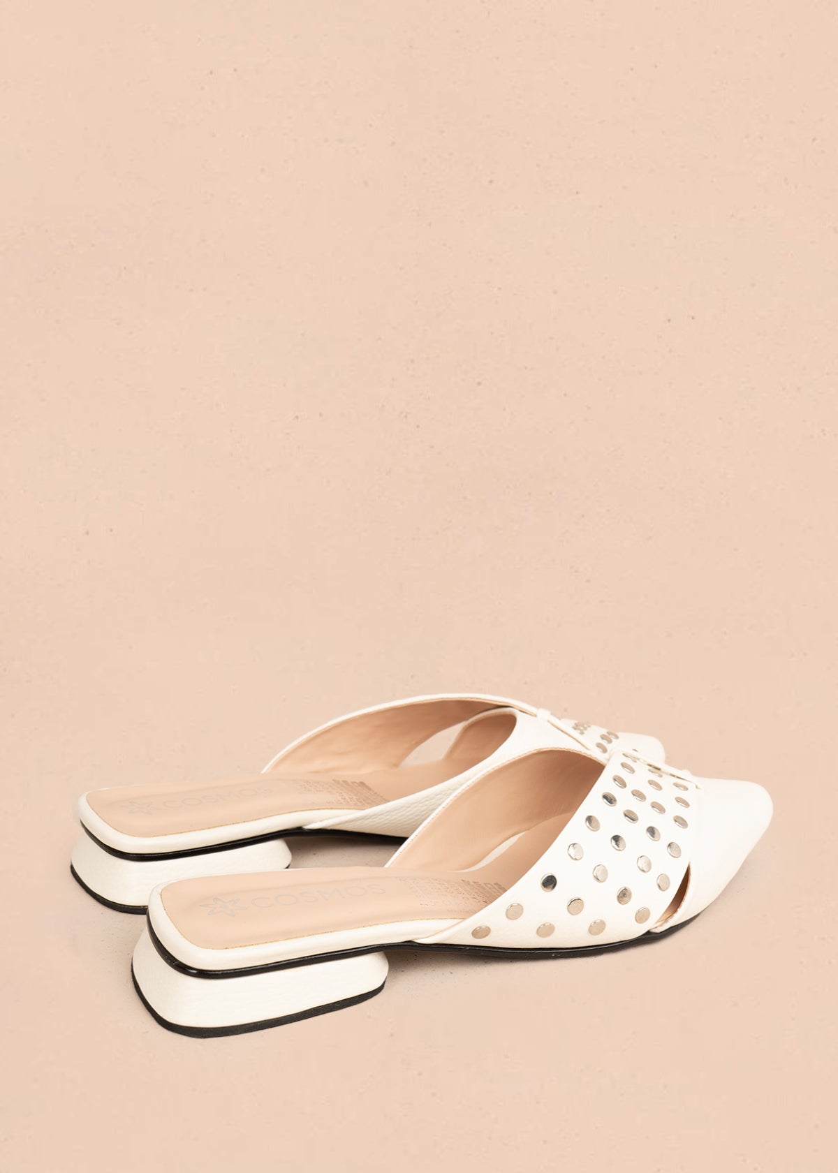 Zueco en cuero color talco con taches 106151