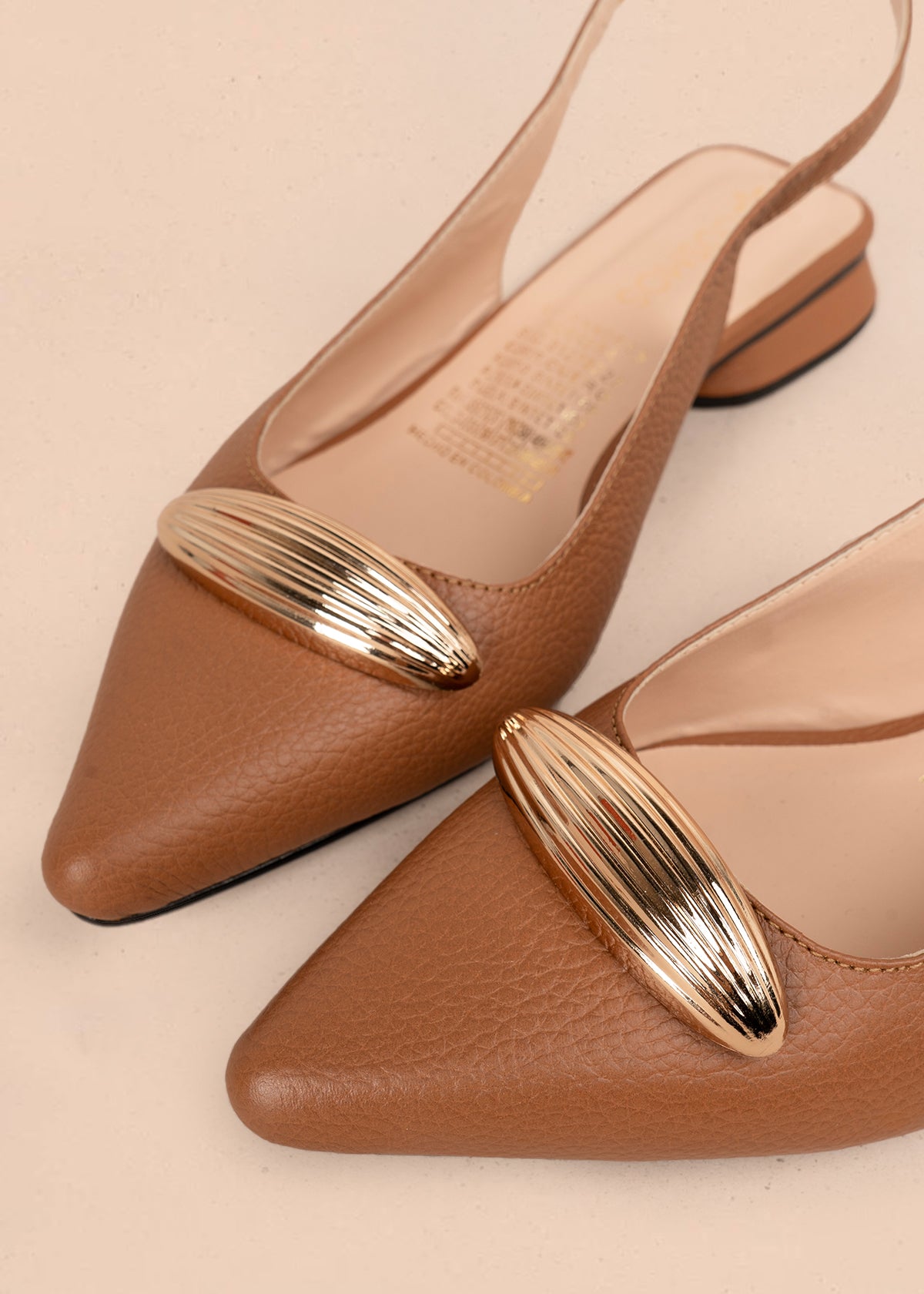 Trabilla en cuero color miel con aplique metálico dorado 106152