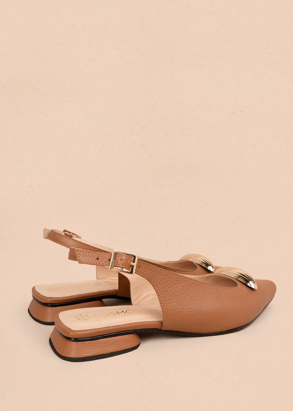 Trabilla en cuero color miel con aplique metálico dorado 106152