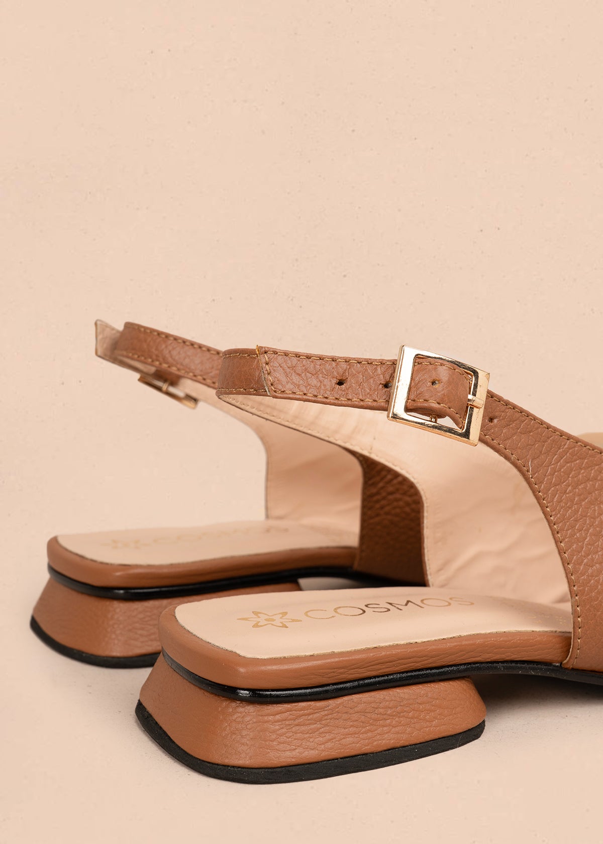 Trabilla en cuero color miel con aplique metálico dorado 106152