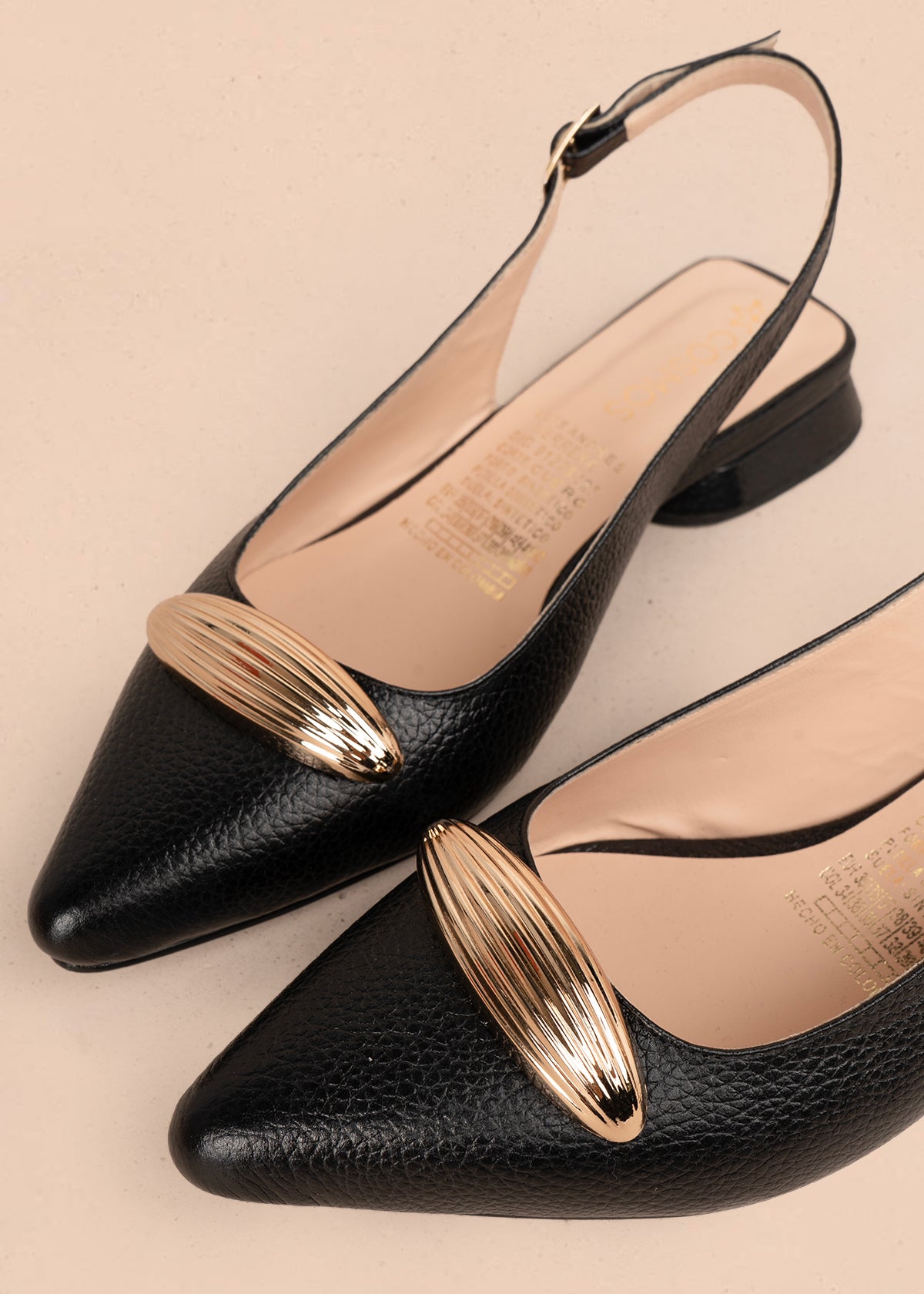 Trabilla en cuero color negro con aplique metálico dorado 106152