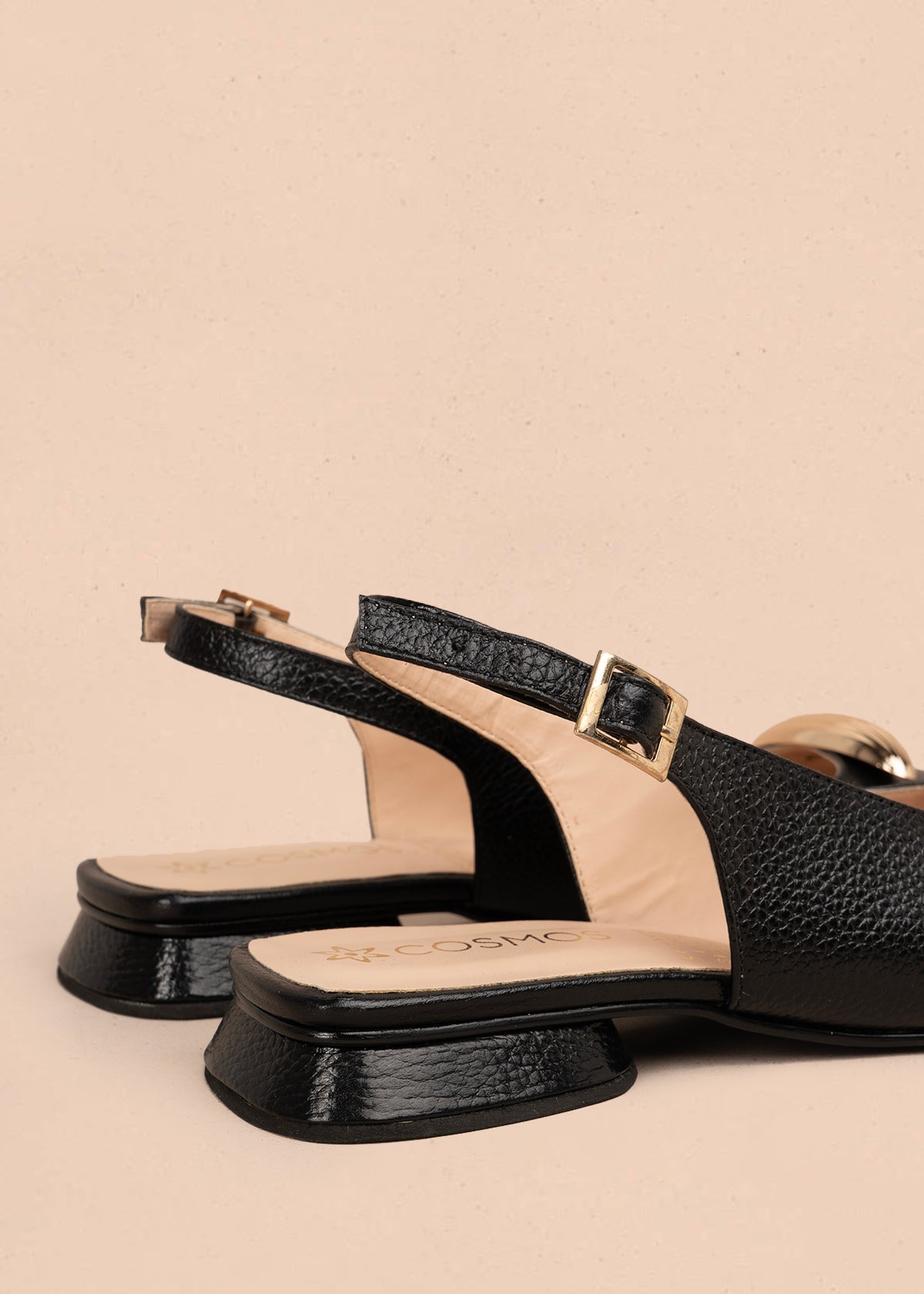 Trabilla en cuero color negro con aplique metálico dorado 106152