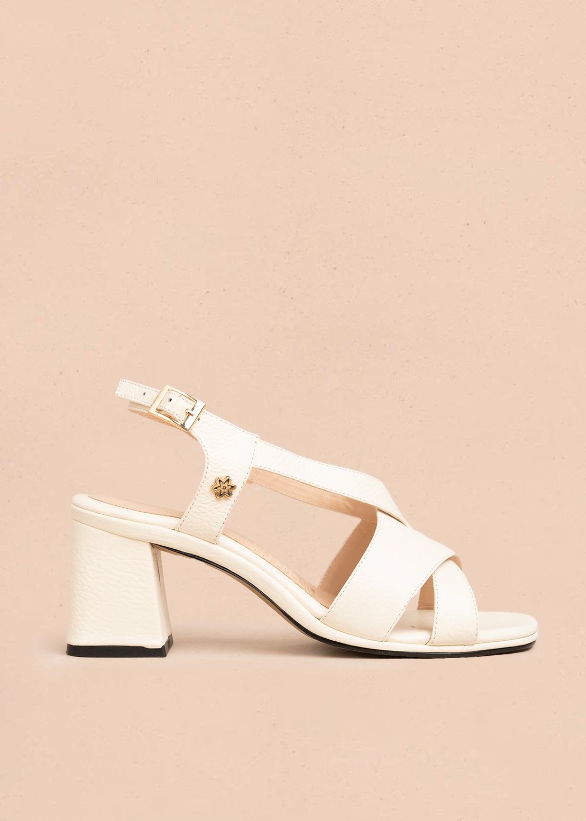 Sandalia en cuero color talco con correas entrecruzadas 106155