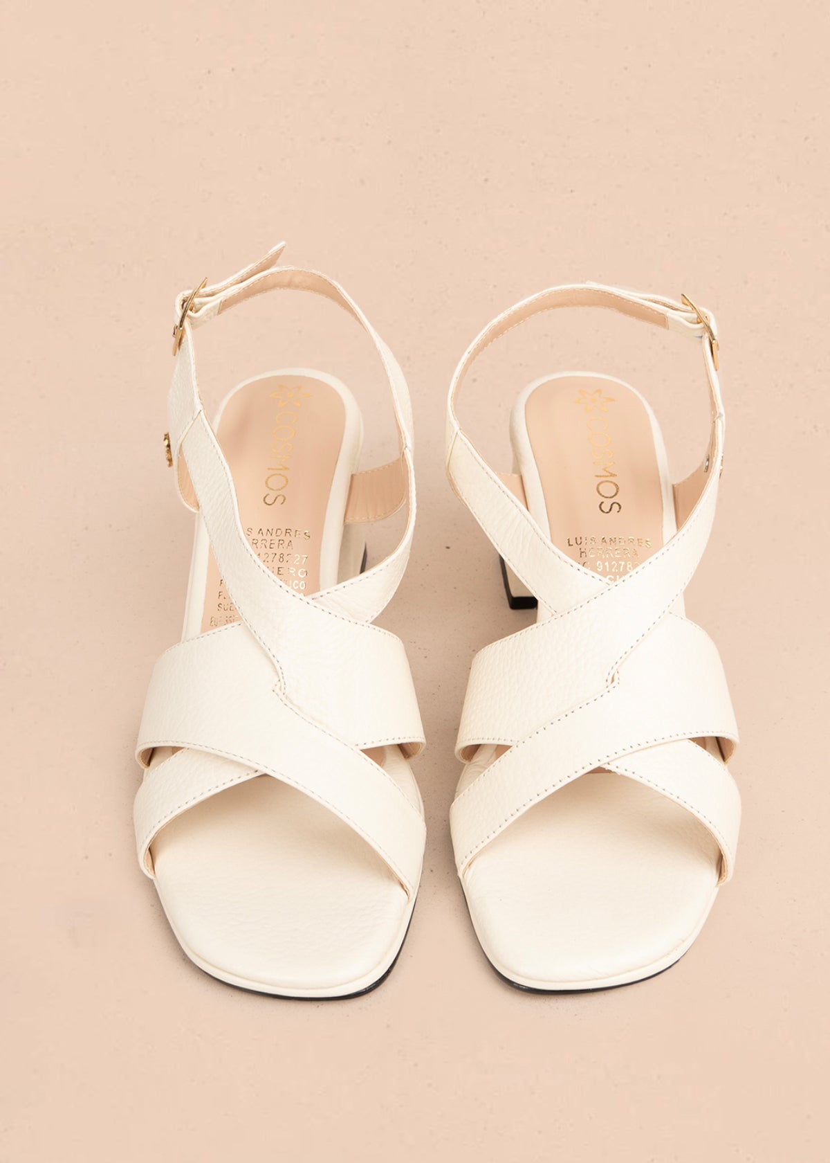 Sandalia en cuero color talco con correas entrecruzadas 106155