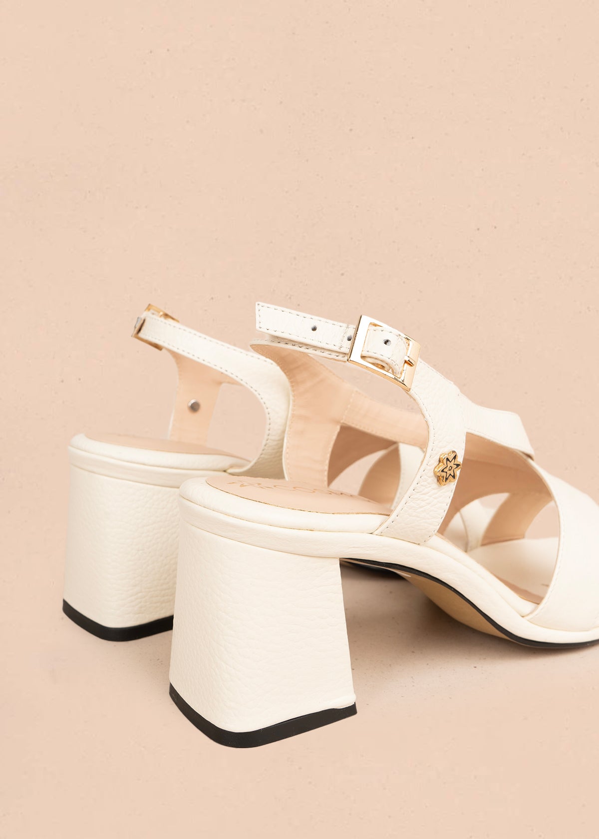 Sandalia en cuero color talco con correas entrecruzadas 106155