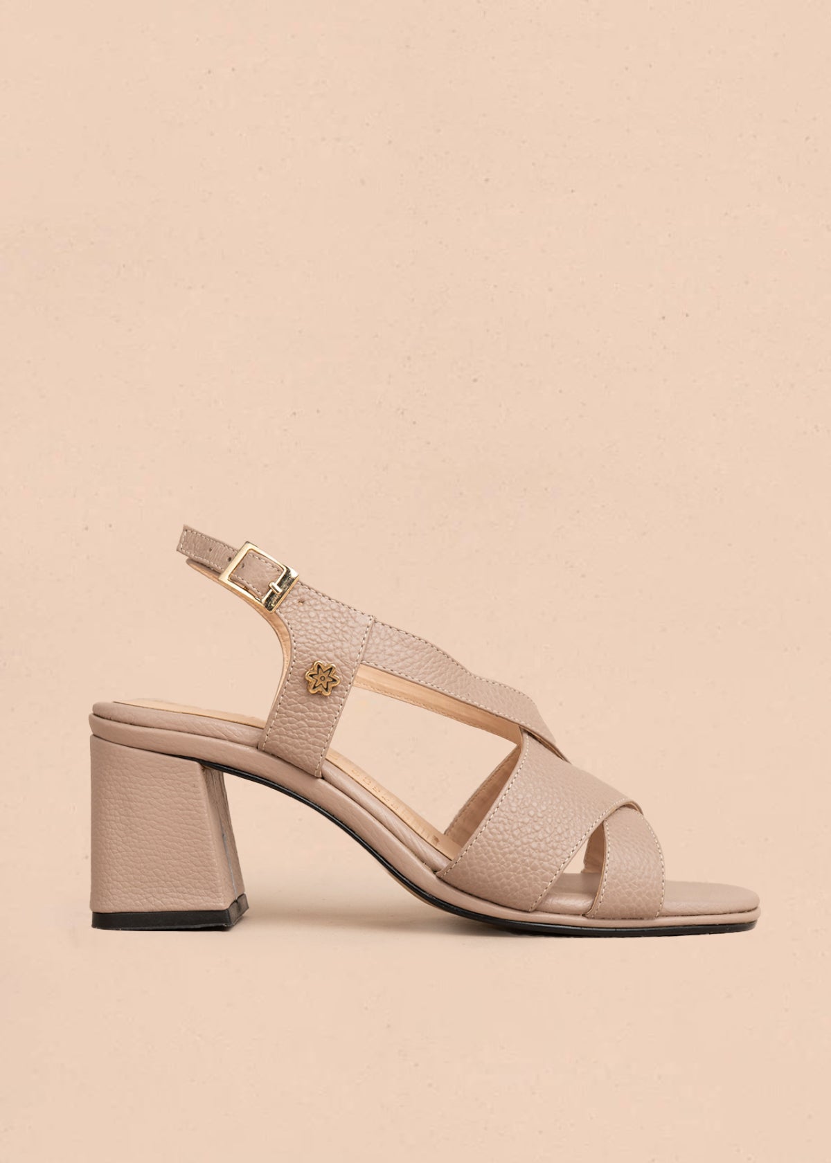 Sandalia en cuero color taupe con correas entrecruzadas 106155