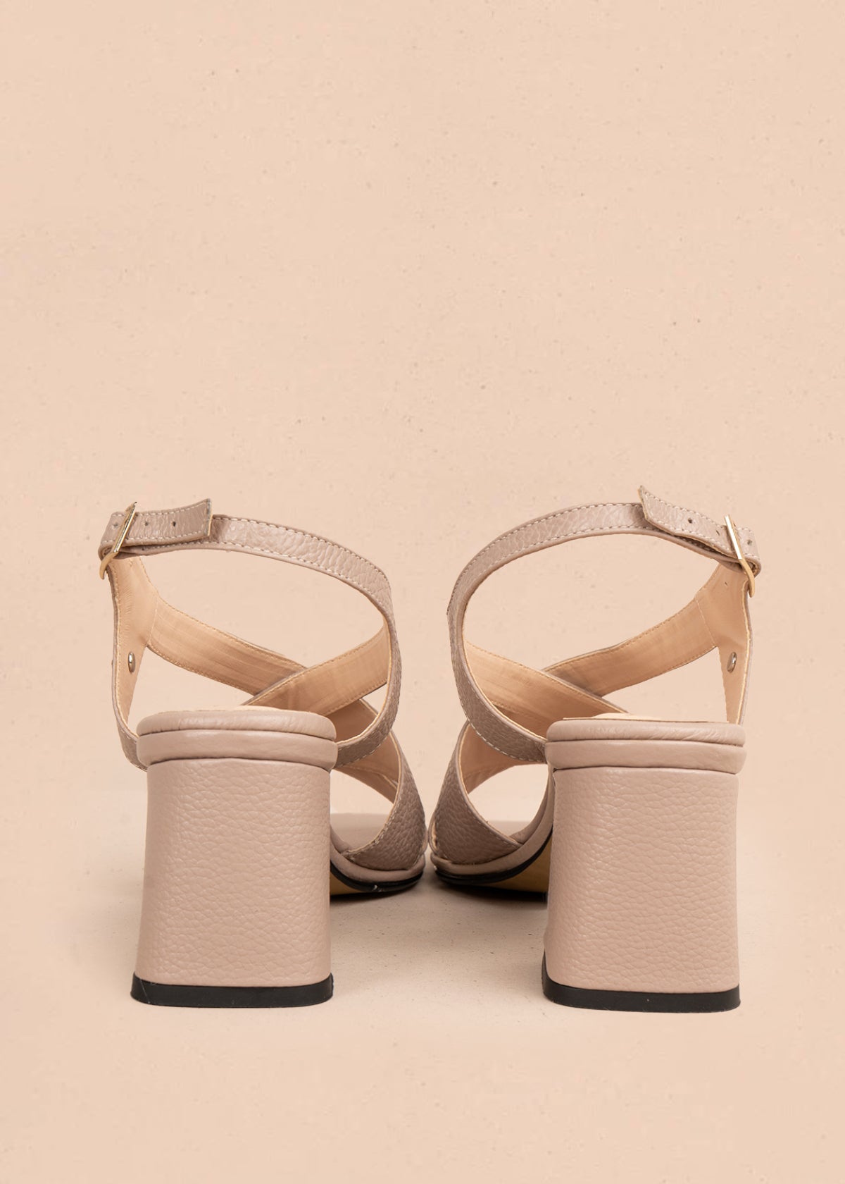 Sandalia en cuero color taupe con correas entrecruzadas 106155