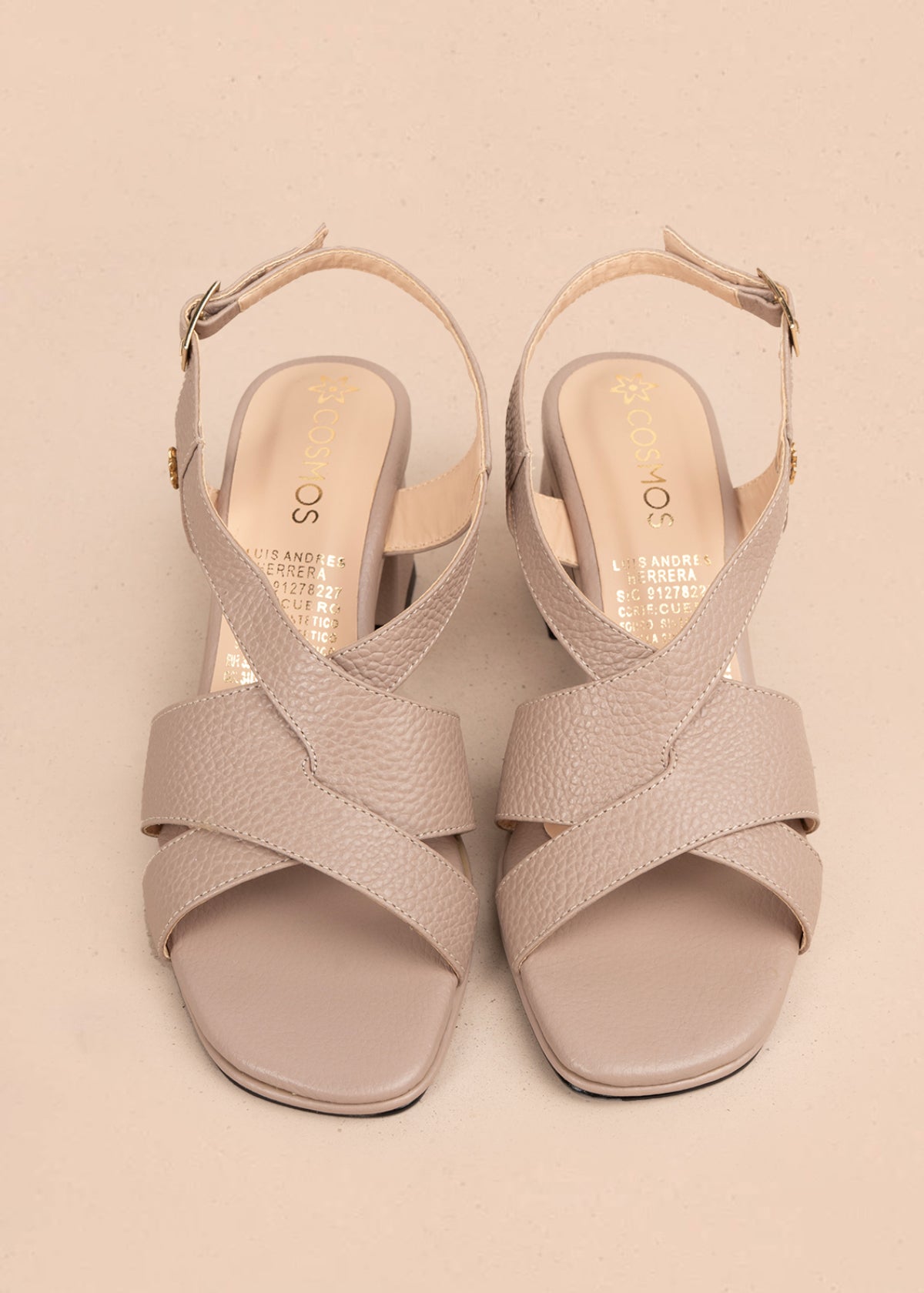 Sandalia en cuero color taupe con correas entrecruzadas 106155