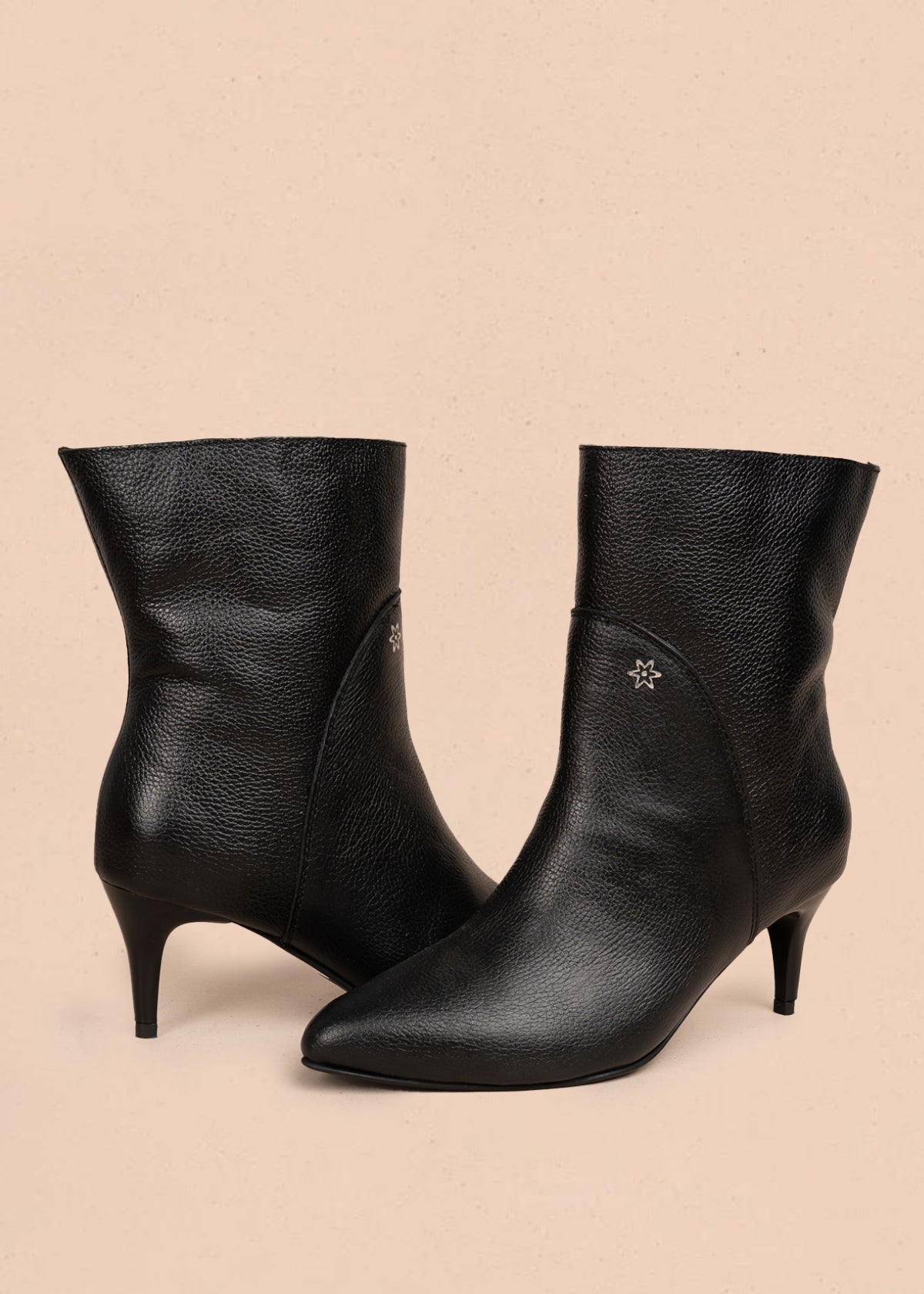 Bota en cuero color negro con punta fina y tacón delgado 106163