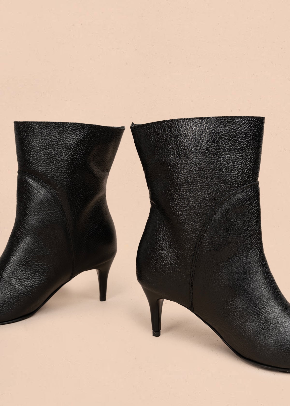 Bota en cuero color negro con punta fina y tacón delgado 106163