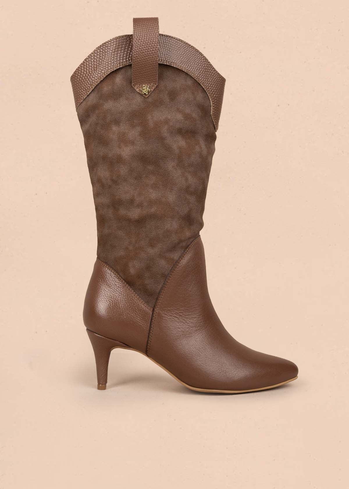 Botas en cuero color café con caña alta en gamuza y detalle cowboy 106164