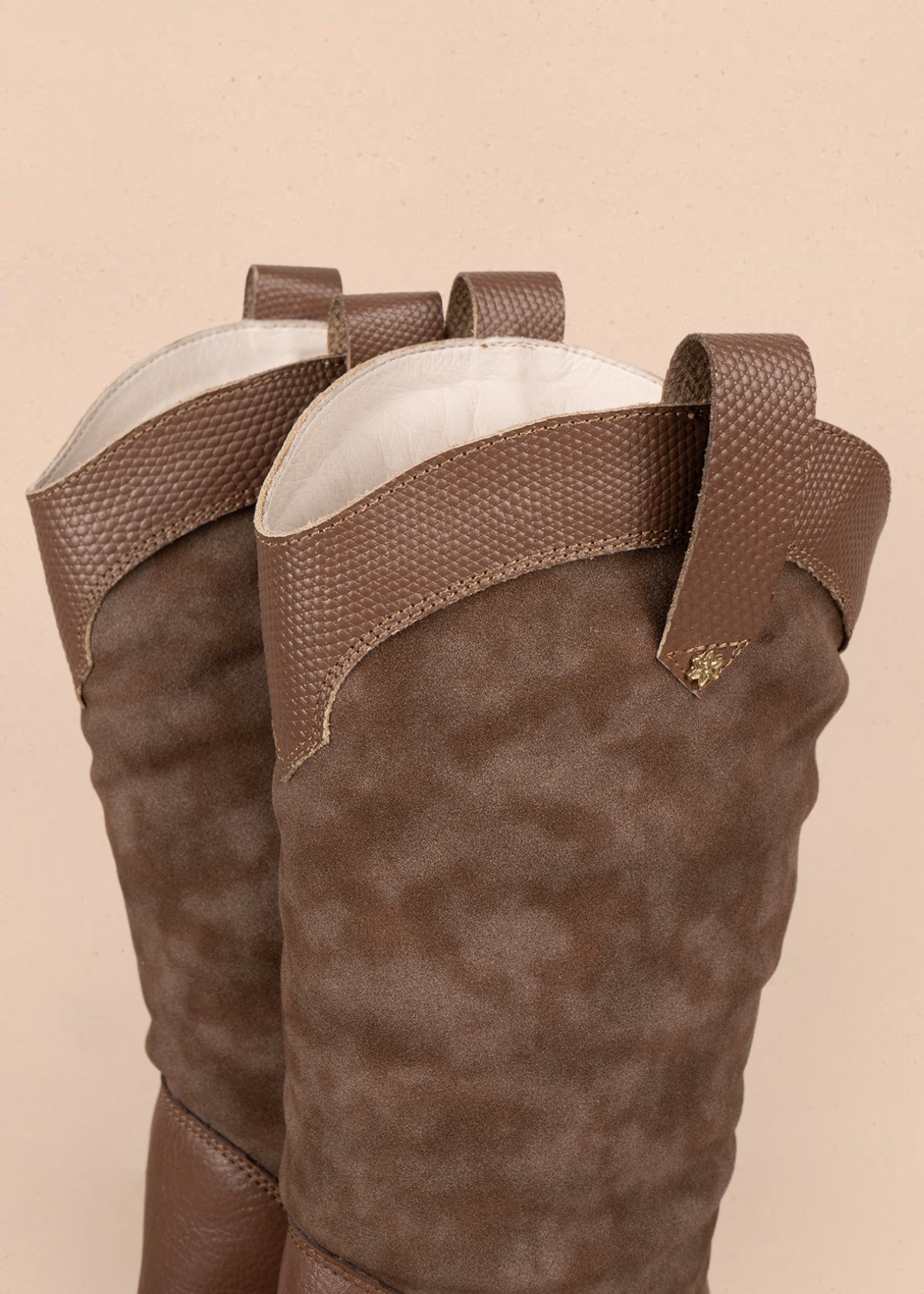 Botas en cuero color café con caña alta en gamuza y detalle cowboy 106164