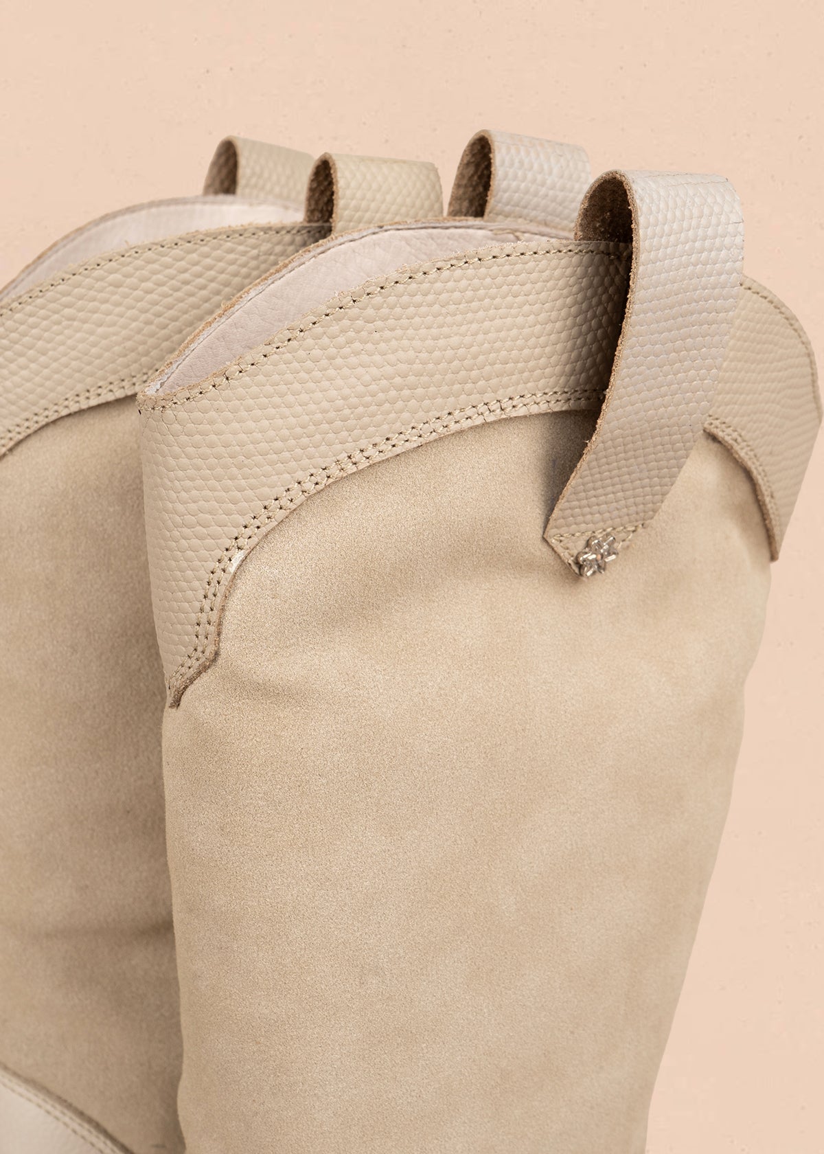 Botas en cuero color talco con caña alta en gamuza y detalle cowboy 106164