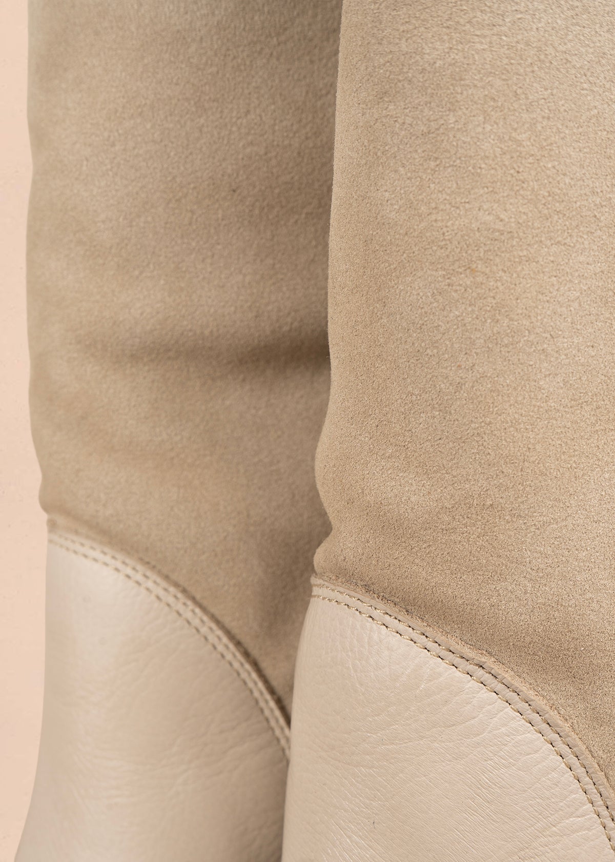 Botas en cuero color talco con caña alta en gamuza y detalle cowboy 106164