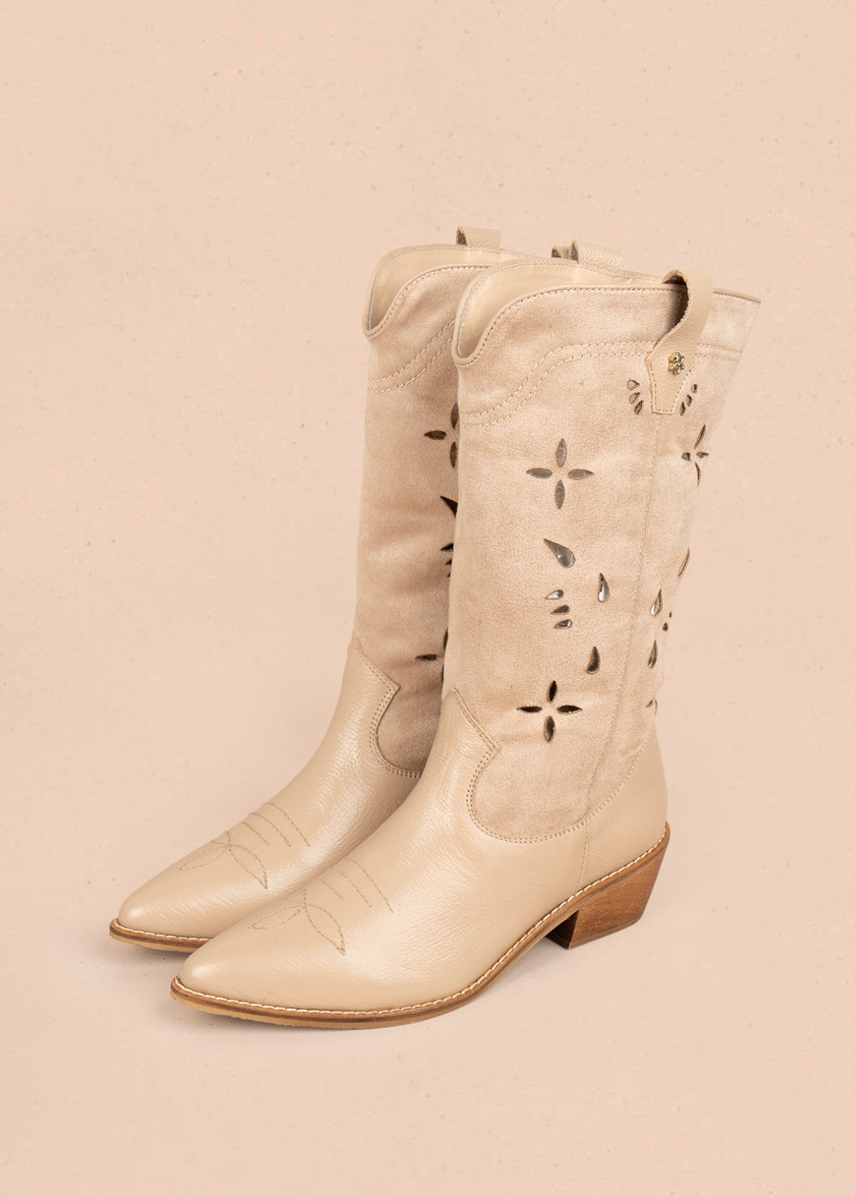 Botas texanas en cuero color beige caña en textil y perforaciones 106166