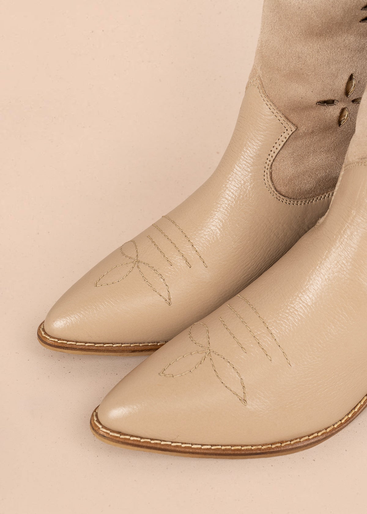 Botas texanas en cuero color beige caña en textil y perforaciones 106166